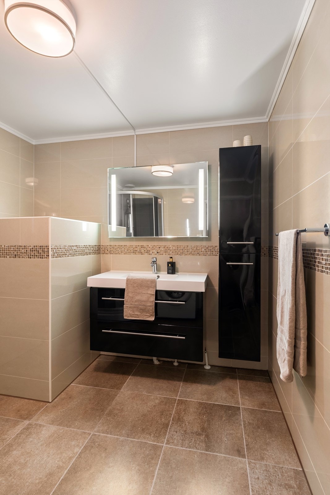 Pent flislagt bad fra rundt år 2013 med varmekabler i gulv Galleribilde