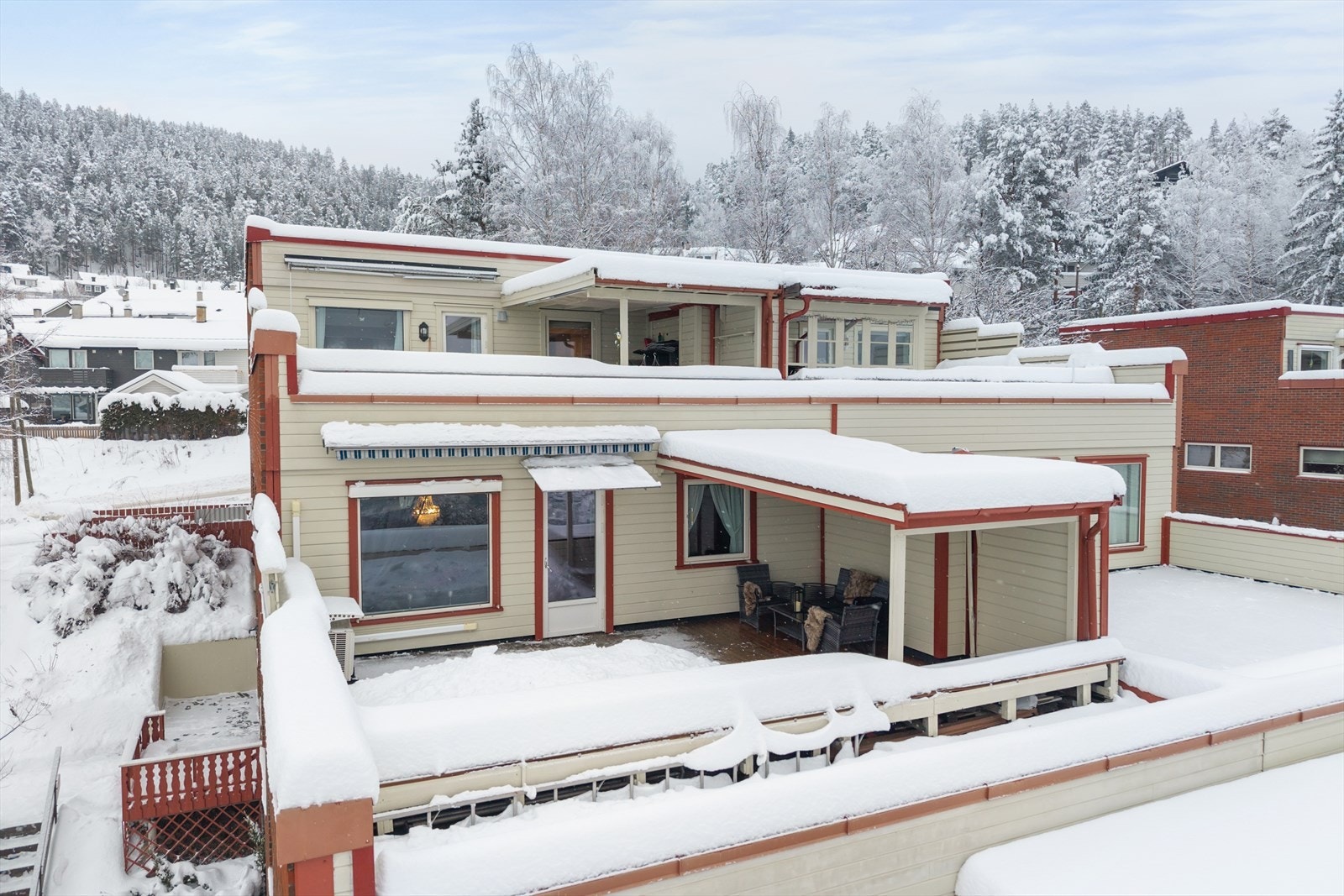 Boligen strekker seg over to plan, med blant annet 3 soverom, bad og separat toalett samt romslige oppholdsrom Galleribilde