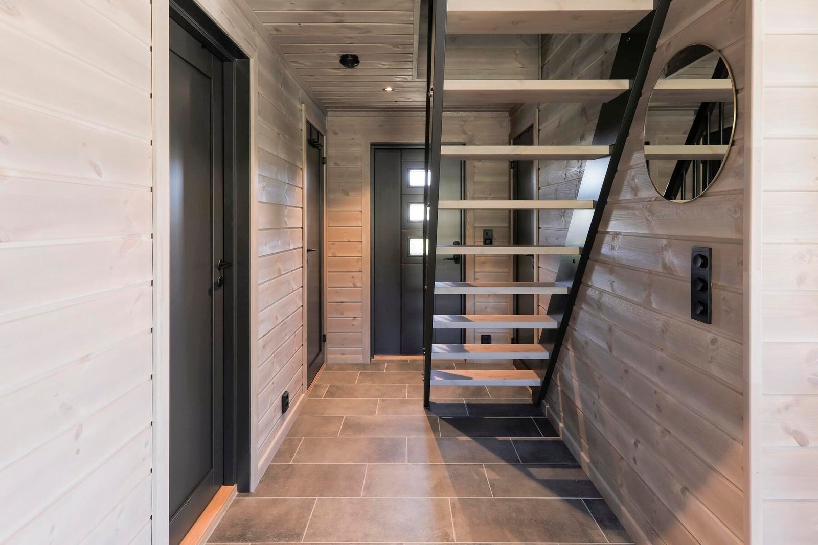 Foto fra gang / trapp til hems i en oppsatt hytte Galleribilde