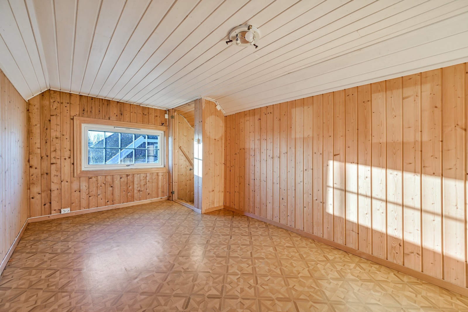 Loftsetasje på garasjen. Galleribilde