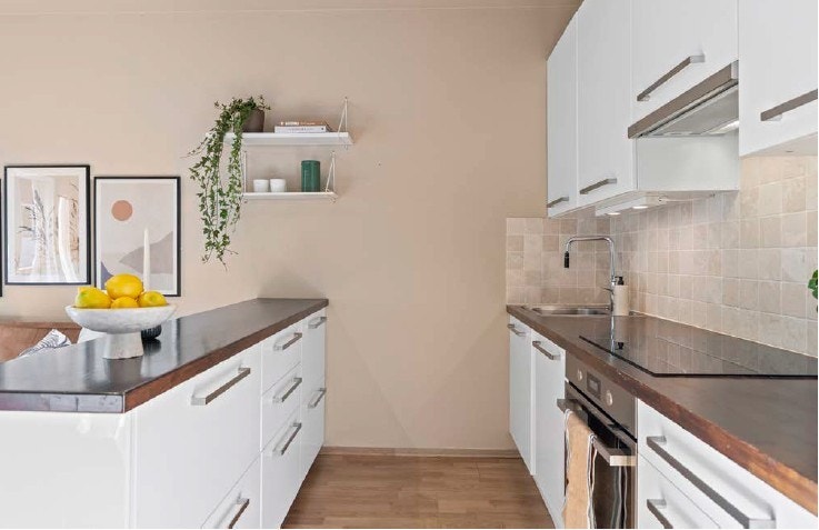 Kjøkken med alle hvitevarer Galleribilde