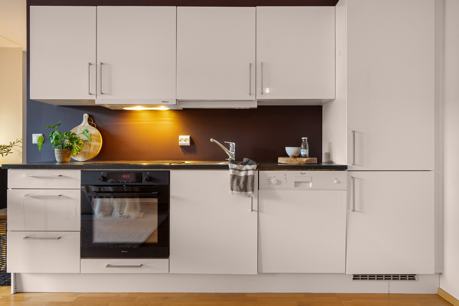 Integrerte hvitevarer bestående av induksjonstopp, stekeovn, oppvaskmaskin samt kjøleskap med frysedel Galleribilde