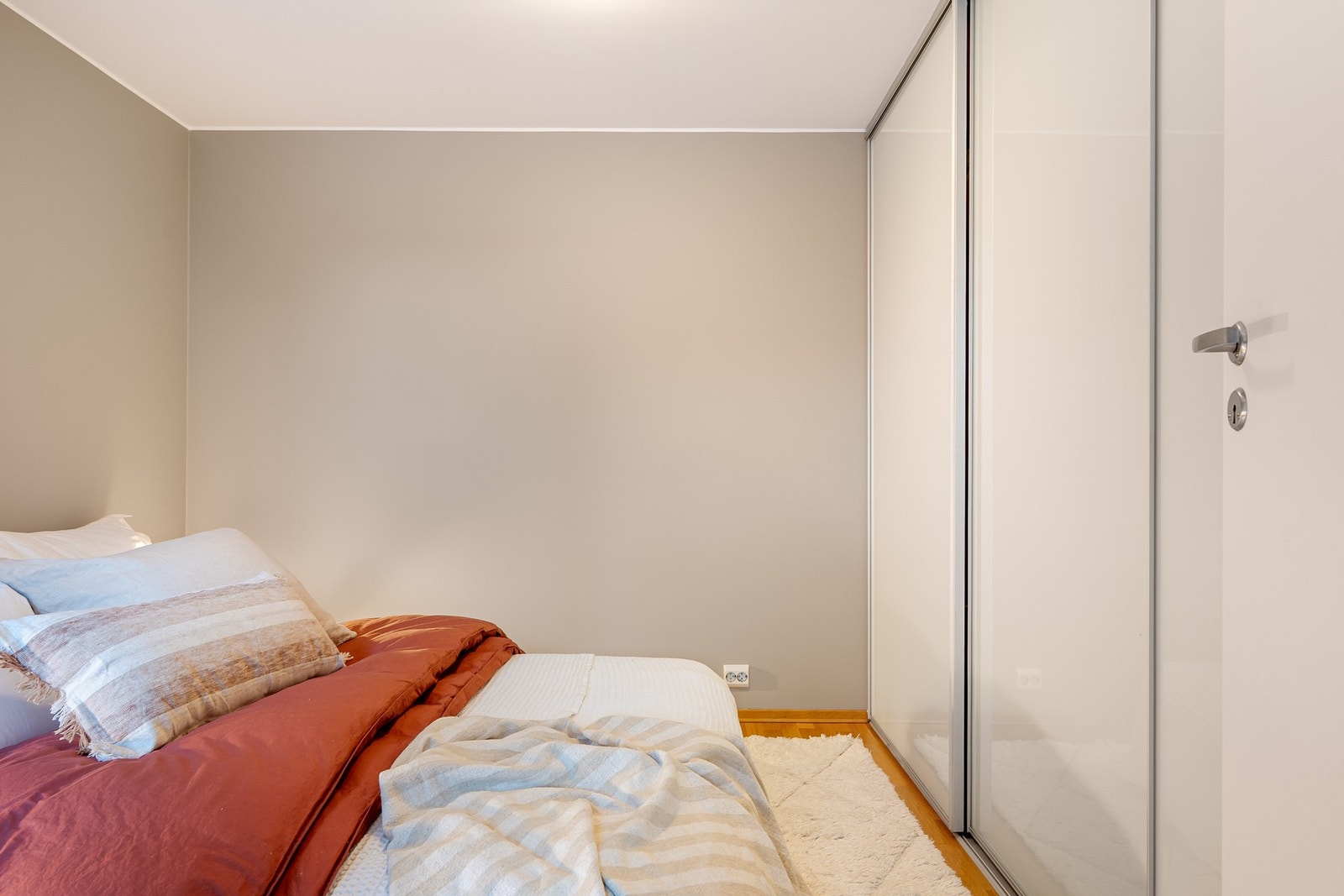 Integrert skyvedørsgarderobe på soverom Galleribilde