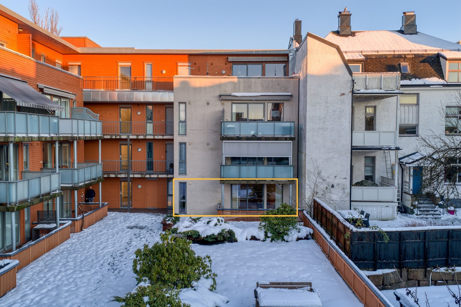 Leiligheten er plassert i byggets første etasje og har en overbygget terrasse på ca. 11 kvm Galleribilde