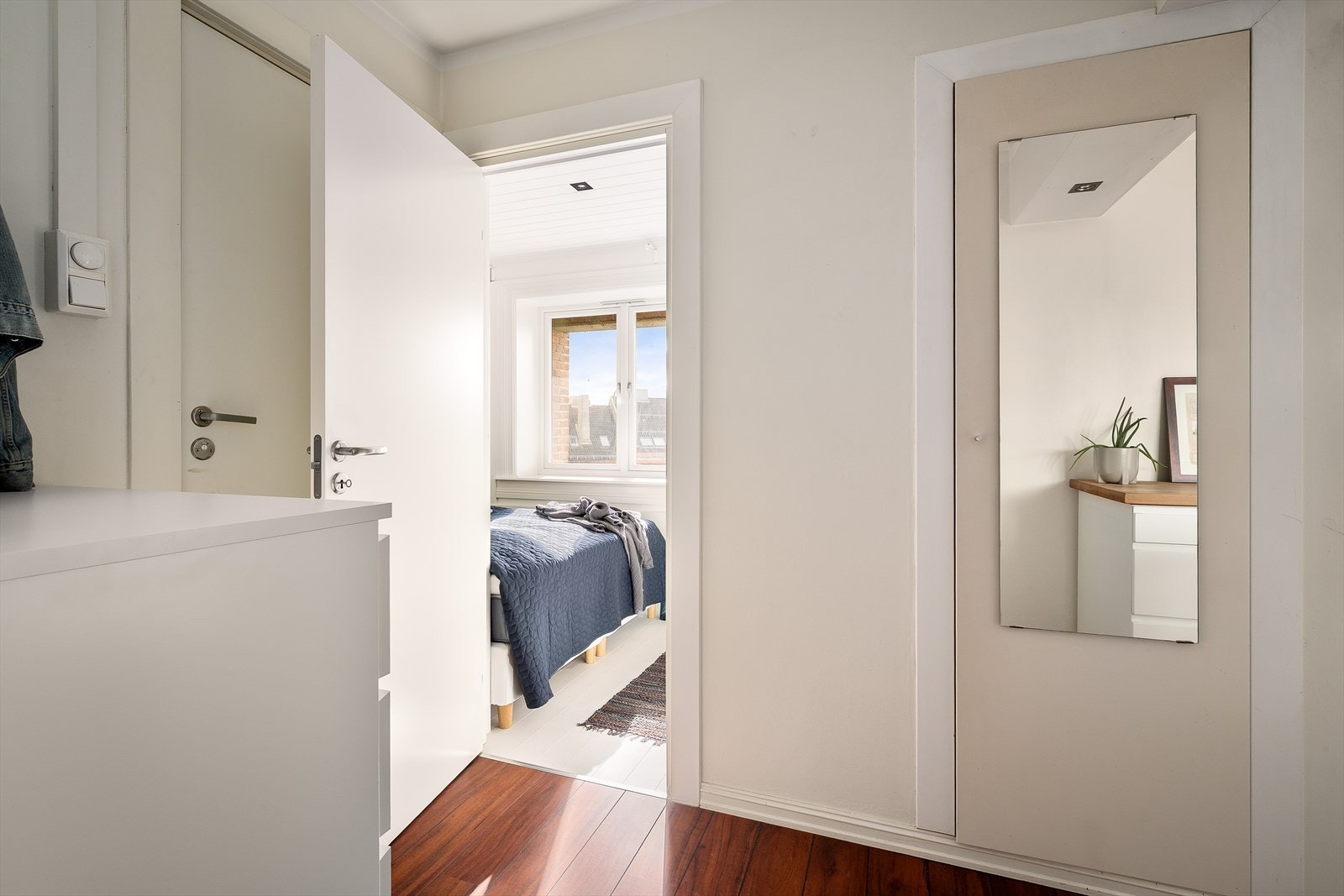 Leiligheten disponerer to loftsboder på henholdsvis 6 m² og 4 m². Galleribilde