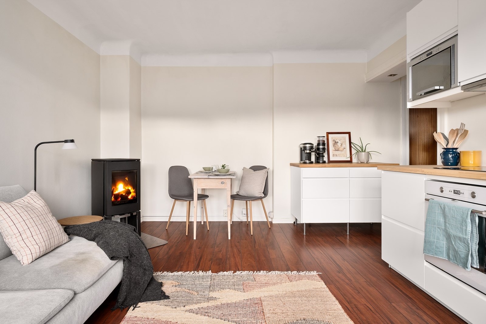 Rommet har plass til både en komfortabel sofa og en hyggelig spisegruppe. Galleribilde