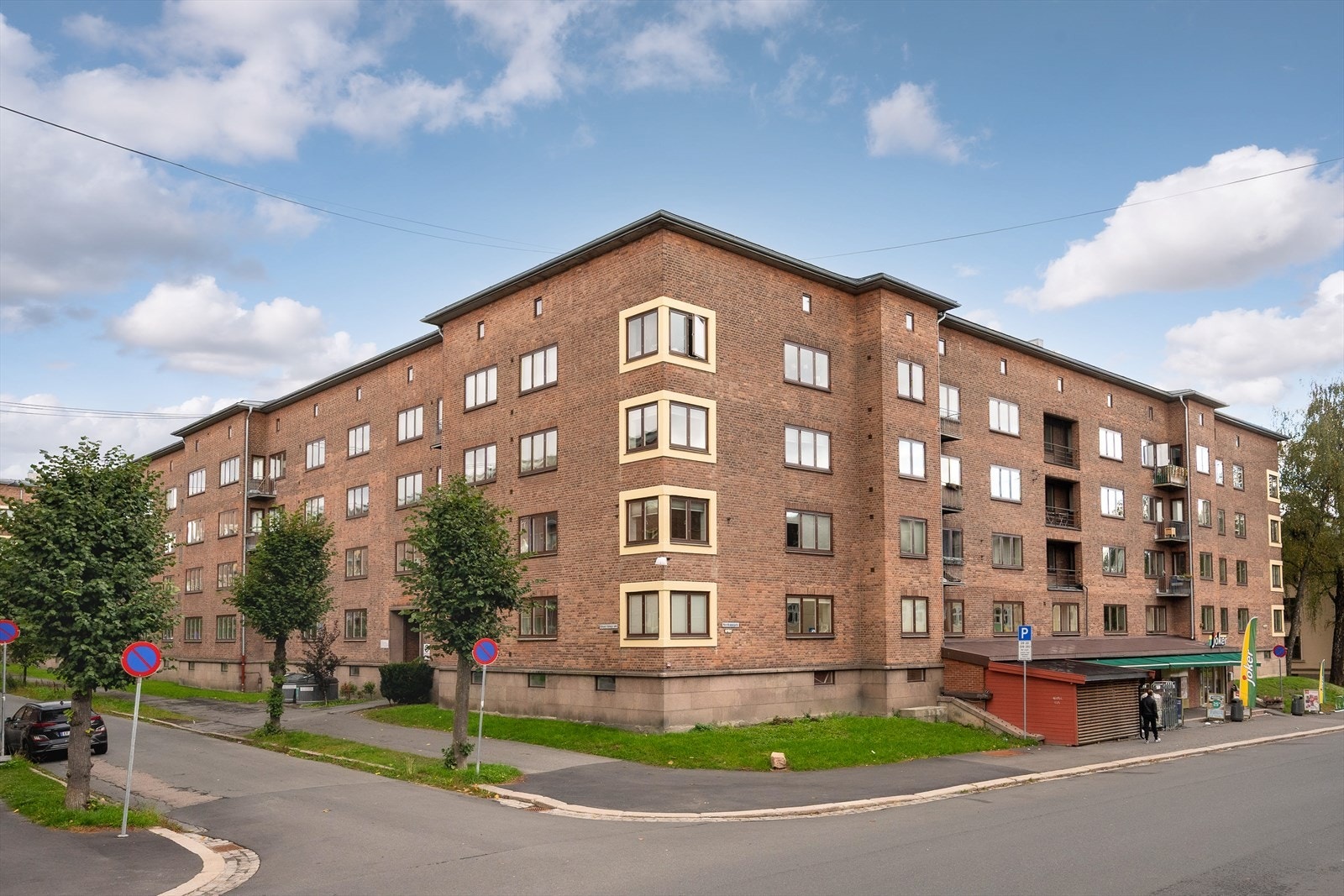 Med Joker i underetasjen og kort vei til t-bane samt øvrige servicetilbud, bor du svært sentralt og praktisk. Galleribilde