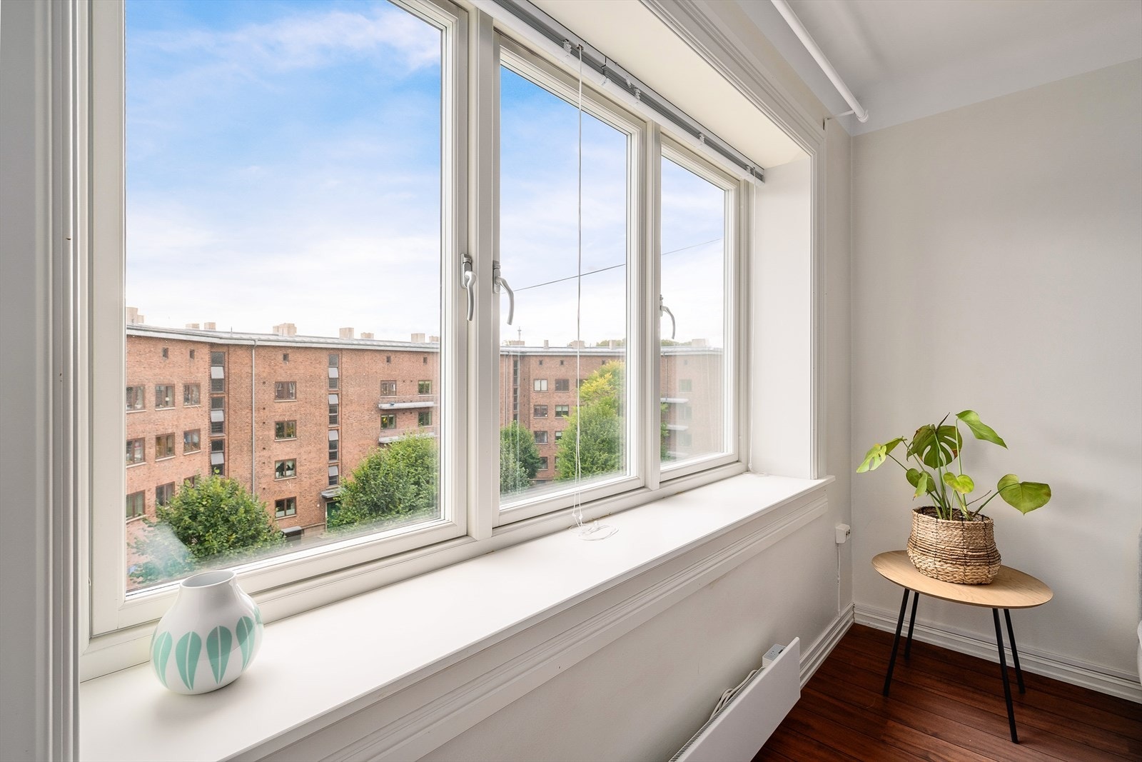 Leiligheten ligger i 4. etasje med flott lysinnslipp, vinduer ble byttet av sameiet i 2021. Galleribilde