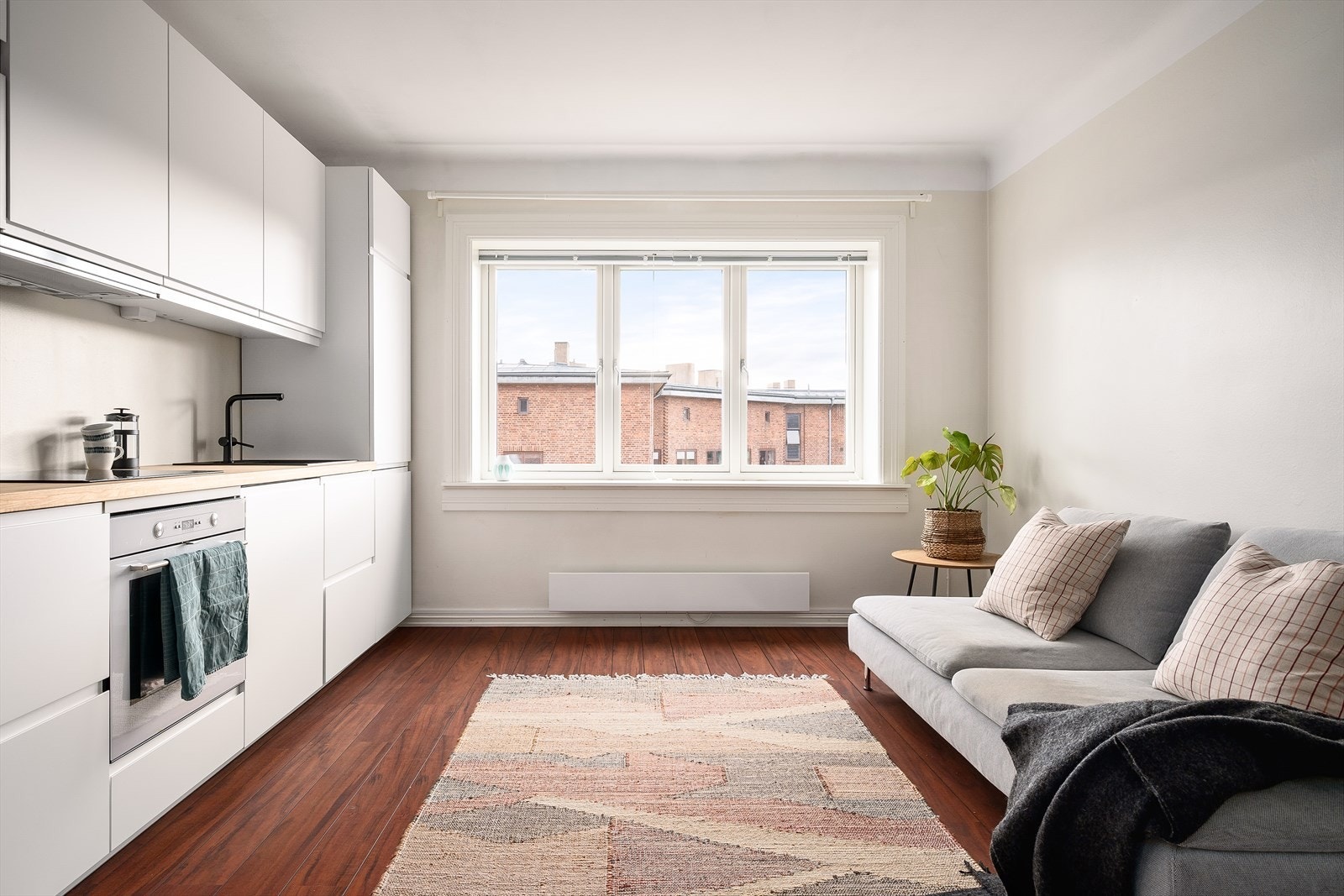 Stue og kjøkken er i åpen løsning og skaper et lyst og sosialt allrom med takhøyde på 2,54 meter , perfekt for samvær og hyggelige stunder. Galleribilde