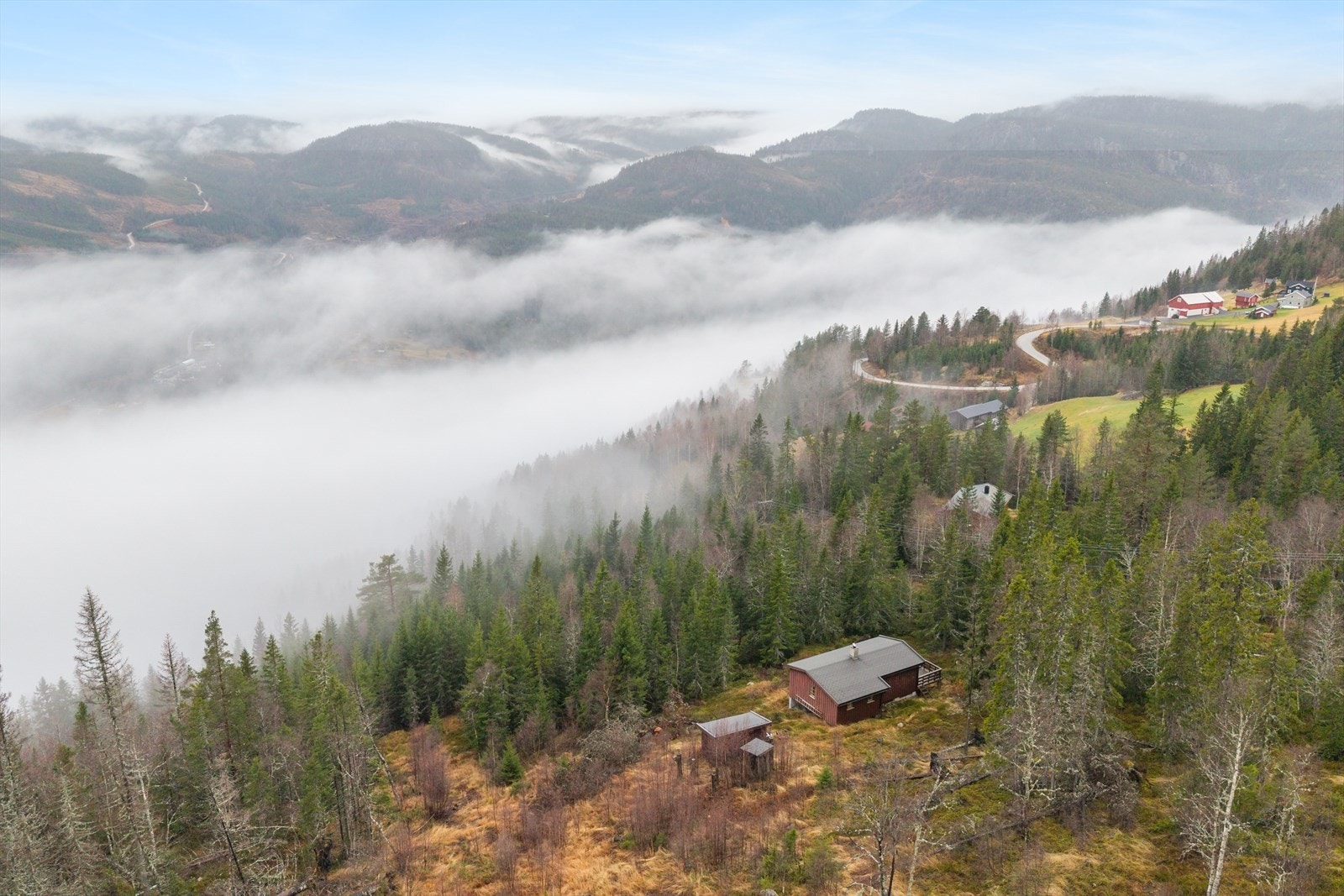 Et fredelig fristed over skyene, omgitt av mektig fjellandskap. Galleribilde