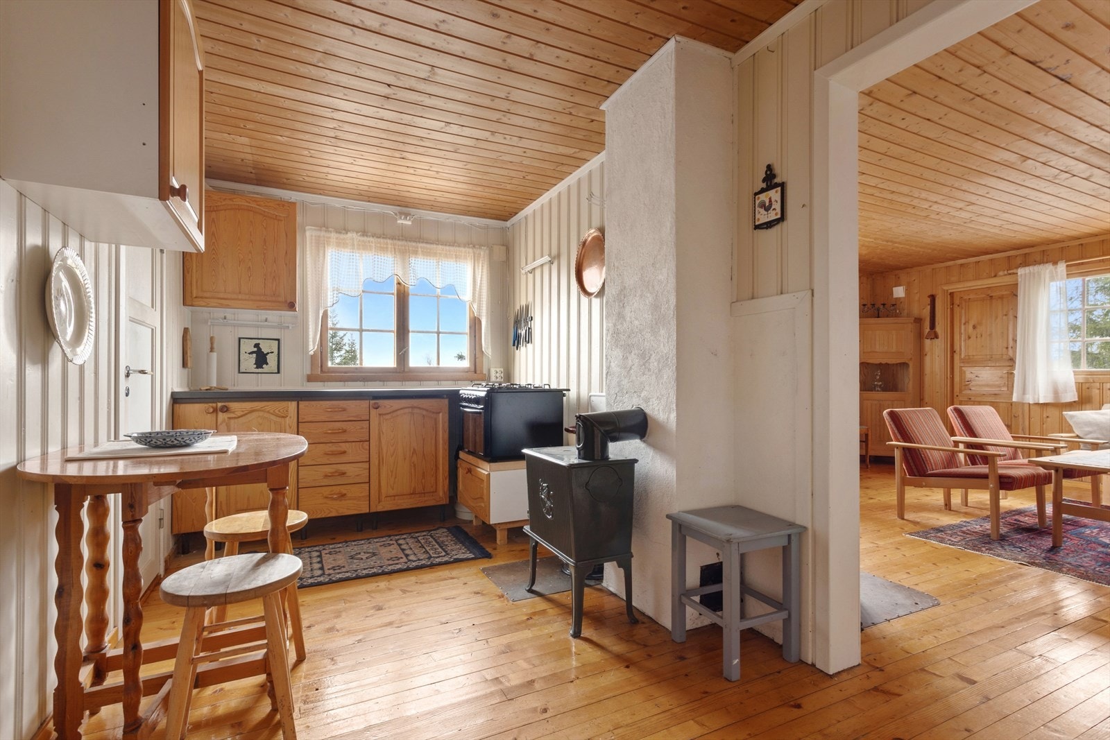 Åpent og hyggelig hyttetun mellom kjøkken og stue - perfekt for sosialt samvær. Galleribilde