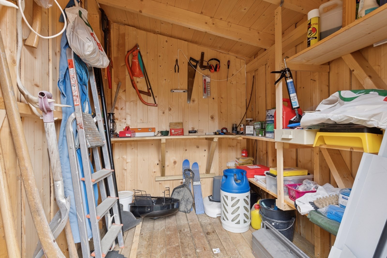 Romslig bod med god plass til verktøy, ski og vedlikeholdsutstyr. Galleribilde