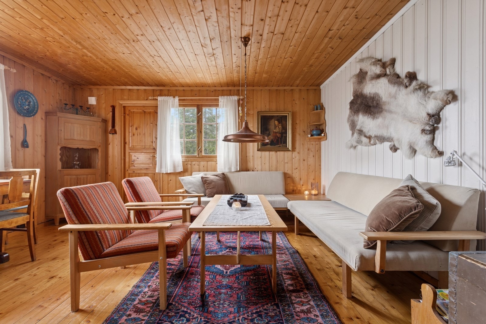 Her finner du roen - en klassisk hytteatmosfære med naturlig lys og sjarmerende uttrykk. Galleribilde