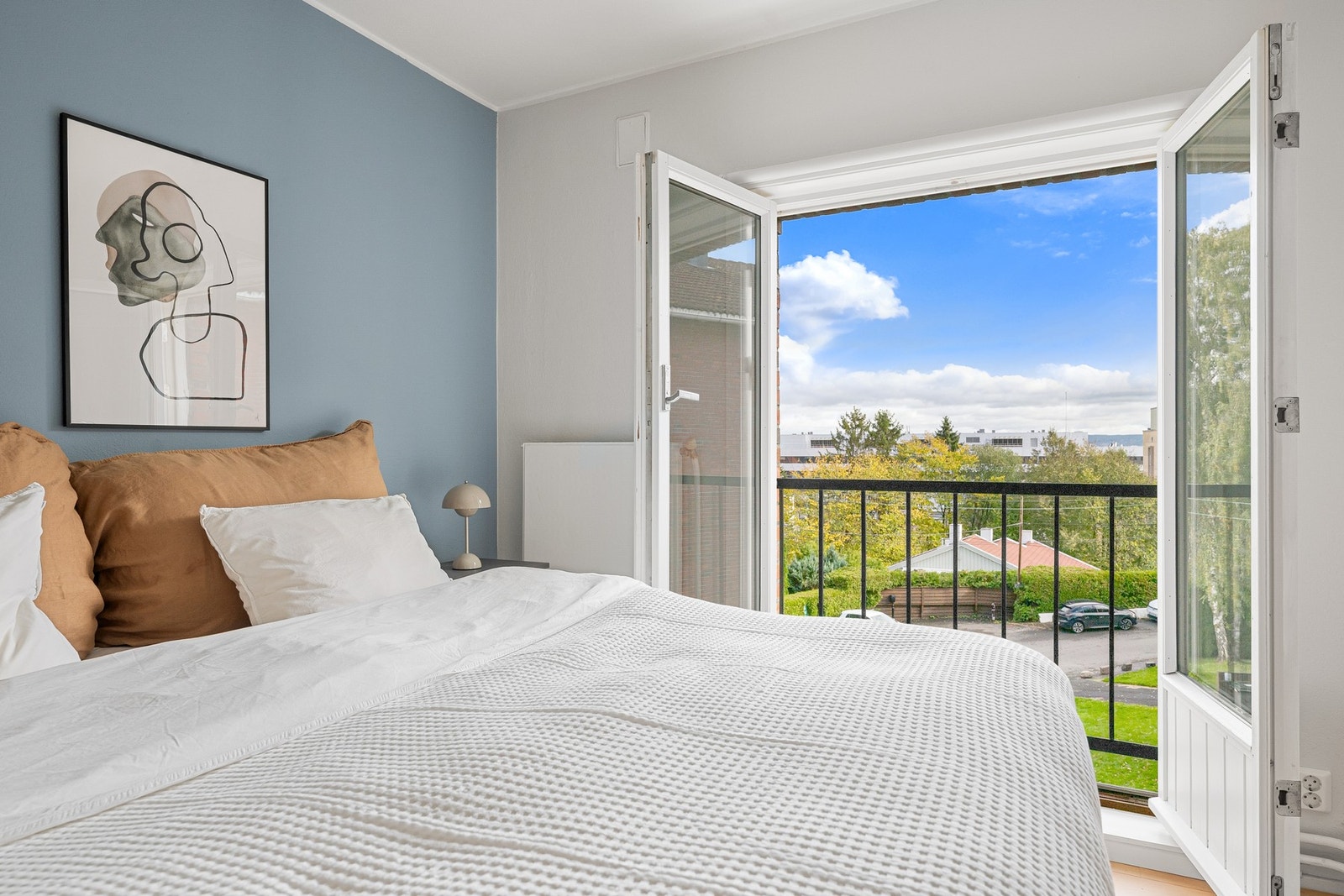 Fransk balkong med doble balkongdører på hovedsoverommet. Galleribilde