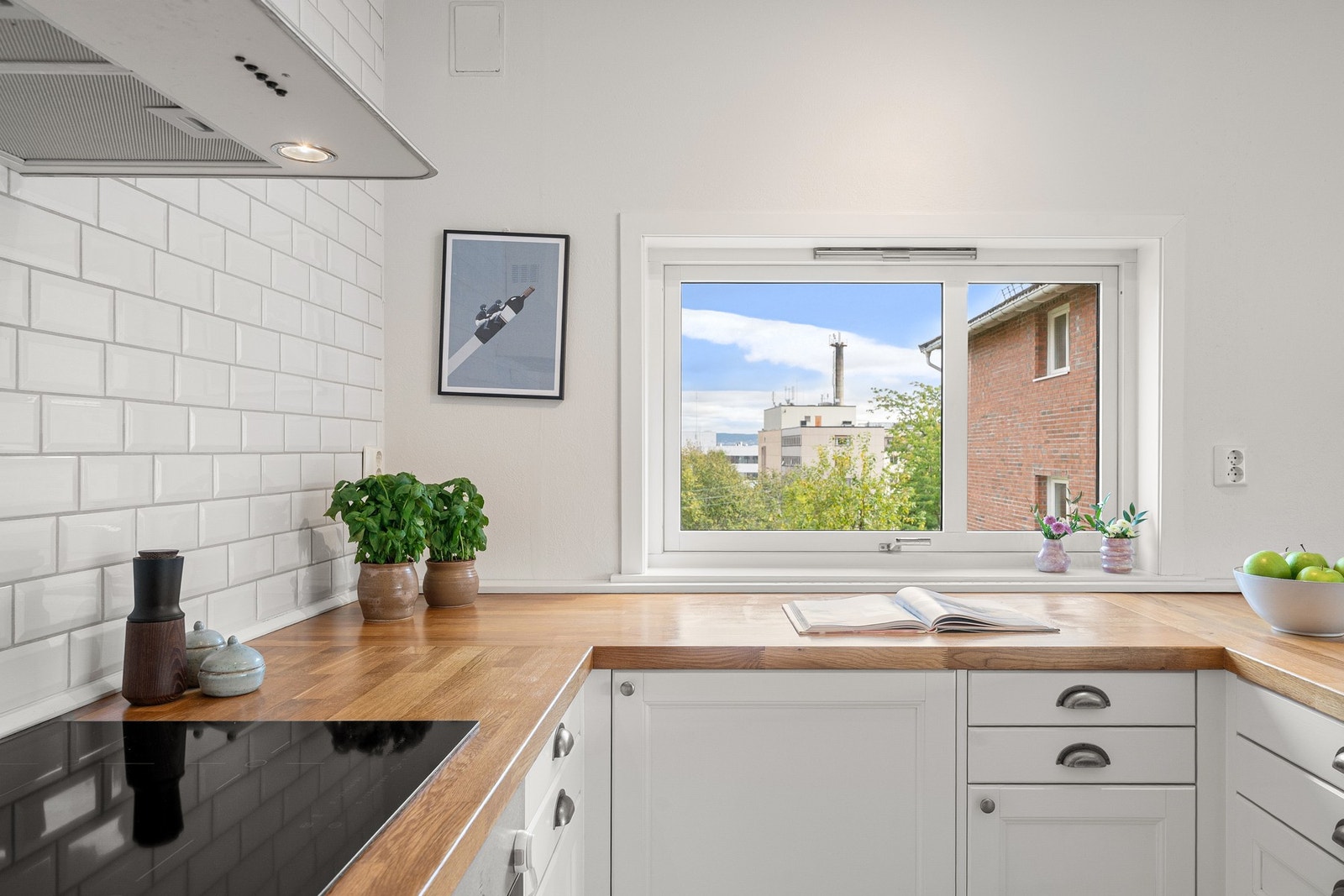 Vindu over kjøkkenbenken gir en lys og meget hyggelig atmosfære. Dette er en hyggelig plass å lage mat på. Galleribilde