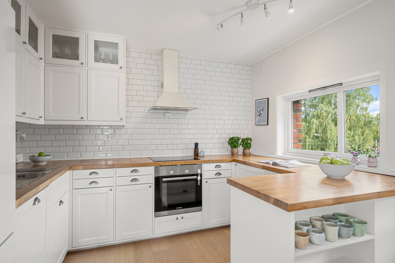 Kjøkkenet var nytt i 2014 og er utstyrt med integrert stekeovn, oppvaskmaskin, platetopp og frittstående kjøleskap. Galleribilde