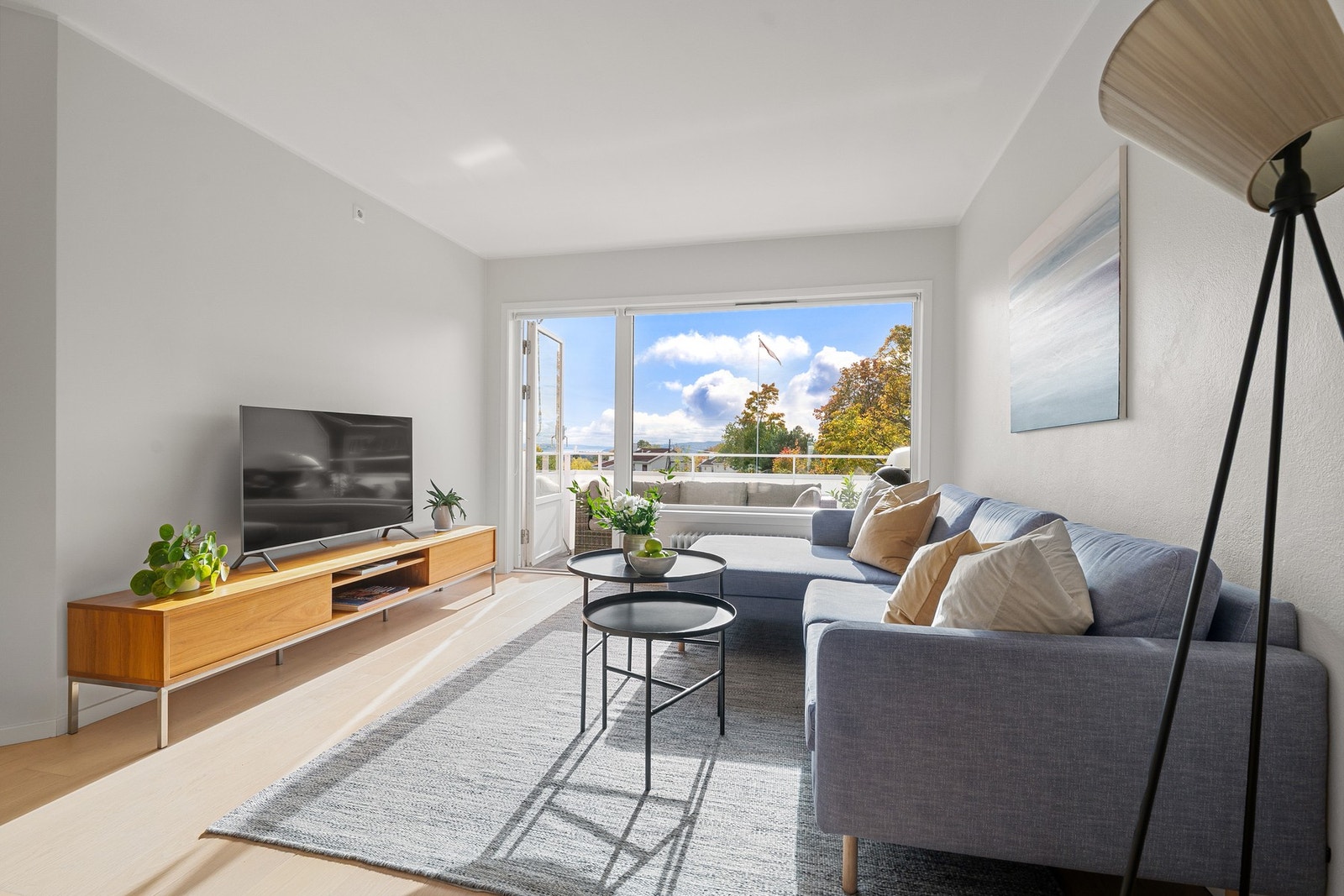 Vinduer på to sider av leiligheten sørger for rikelig med naturlig lys. Galleribilde