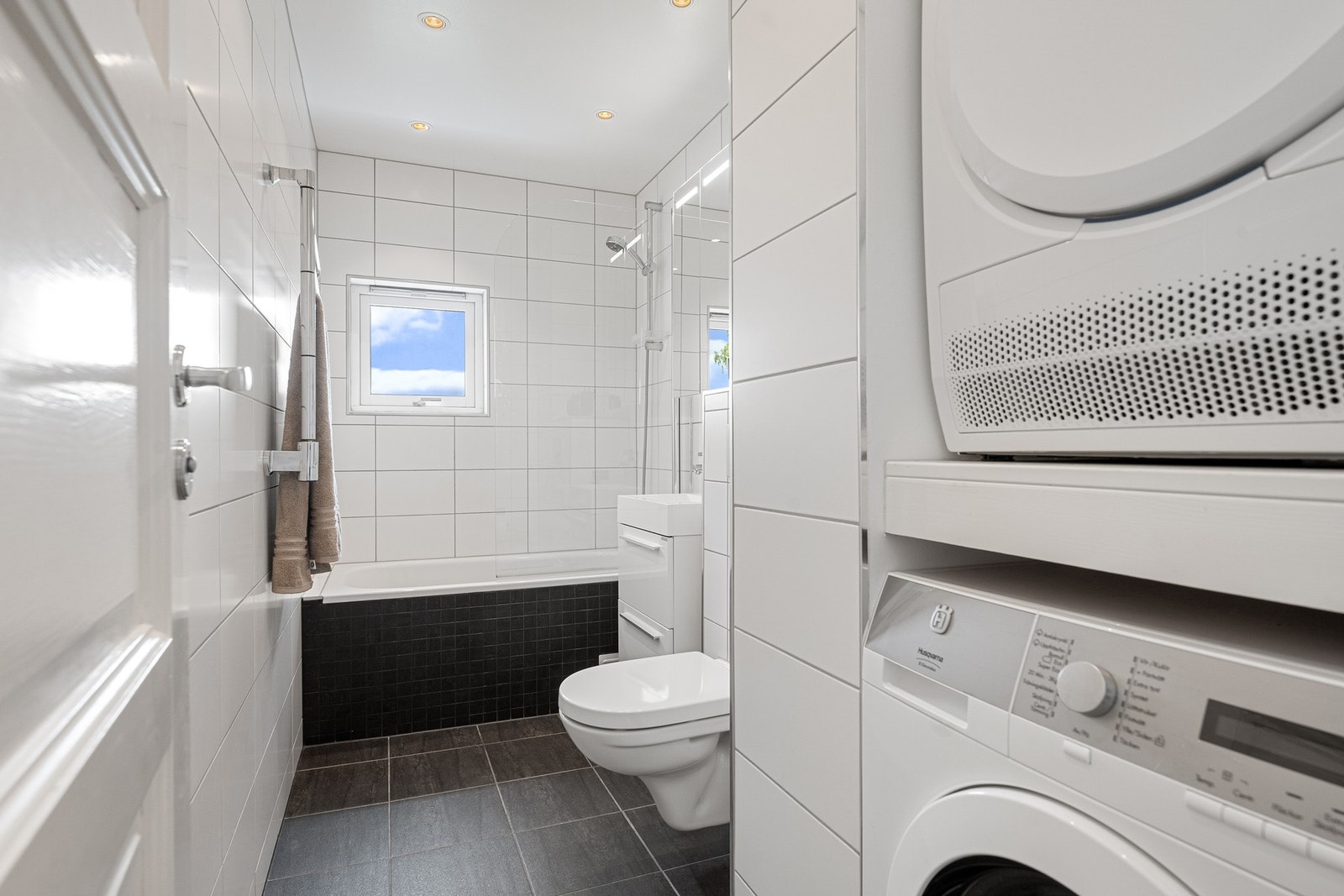 Badet er også utstyrt med vaskemaskin og tørketrommel. Galleribilde