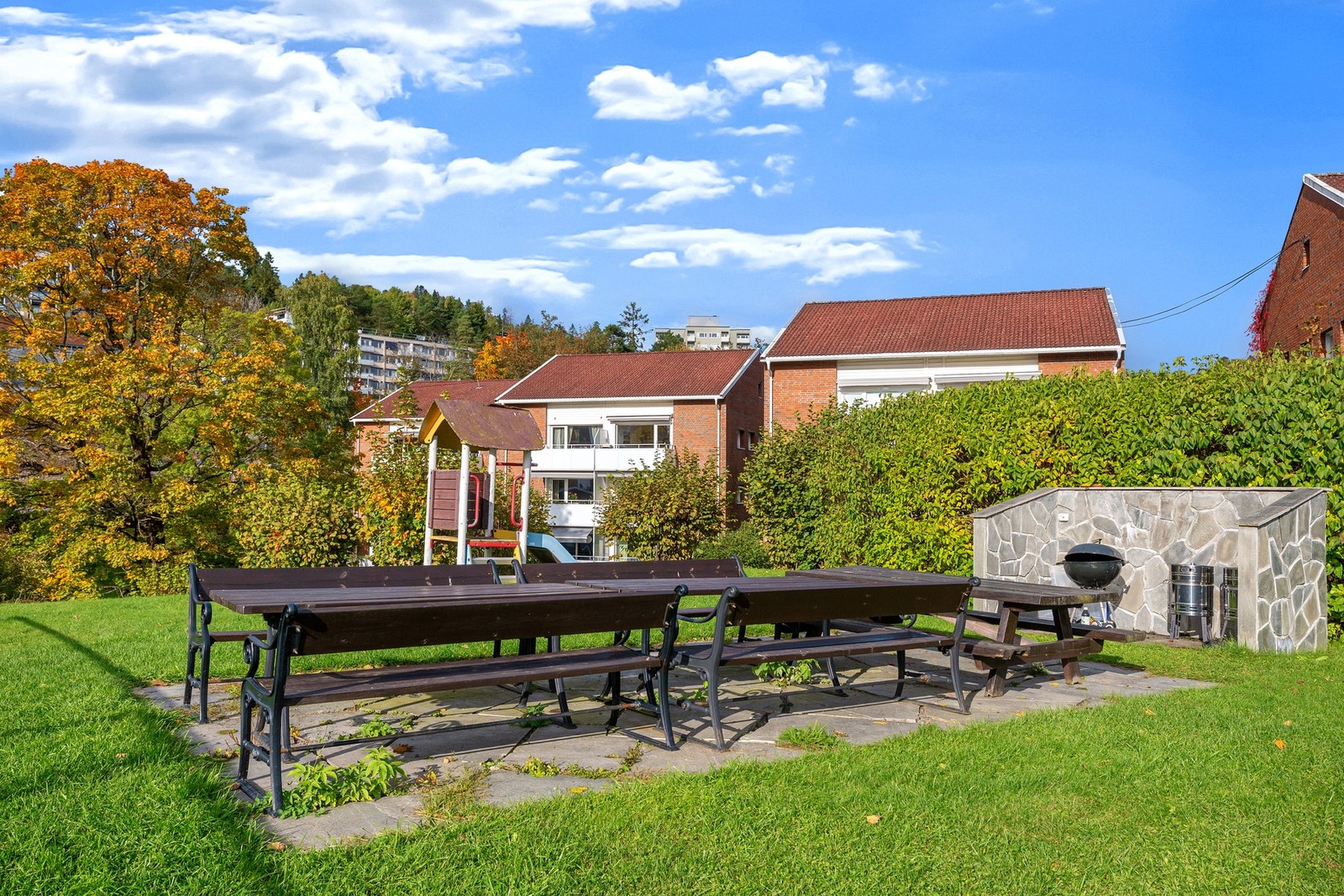 Meget hyggelig grillplass med benker og bord på fellesareal. Lekeplass for de små. Galleribilde