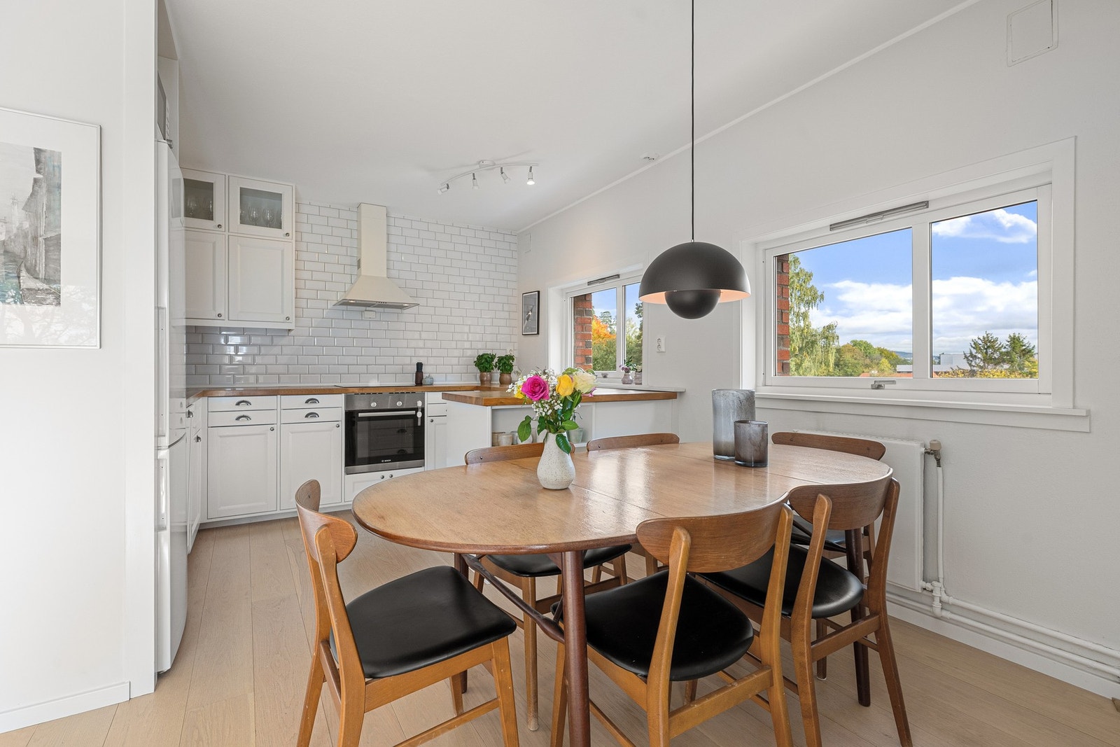 God plass til spisebord i anslutning til kjøkkenet. Galleribilde