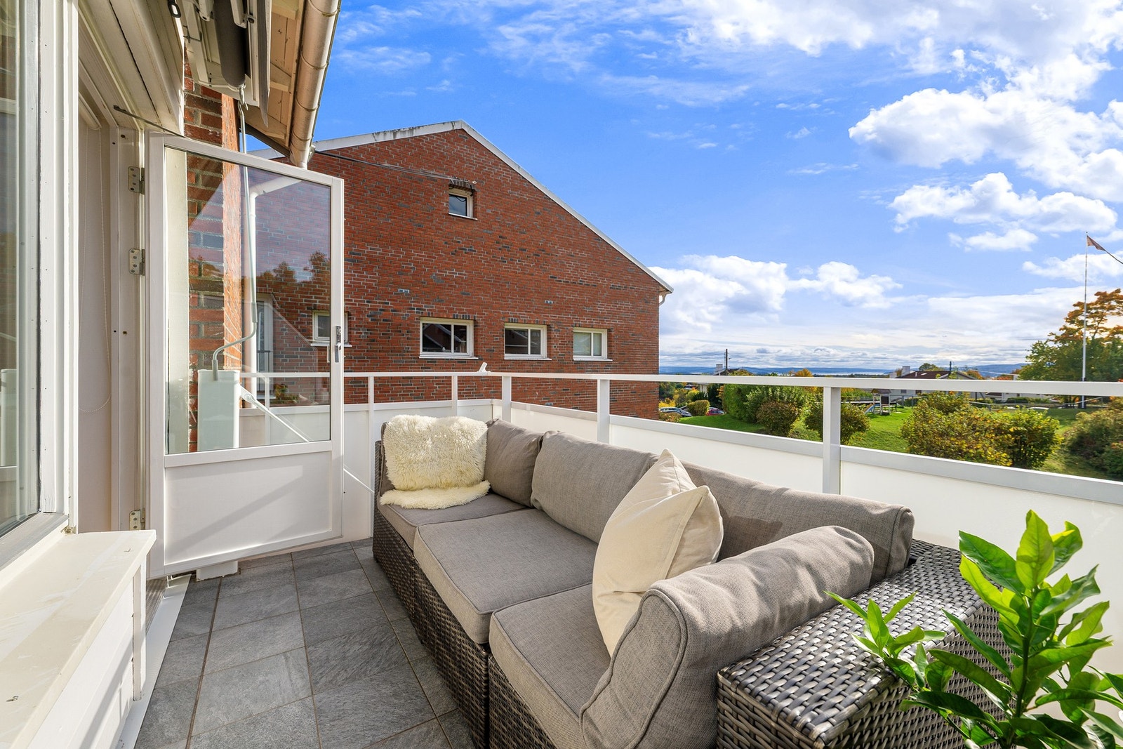 Balkongen ligger vendt mot syd/sydvest. Galleribilde