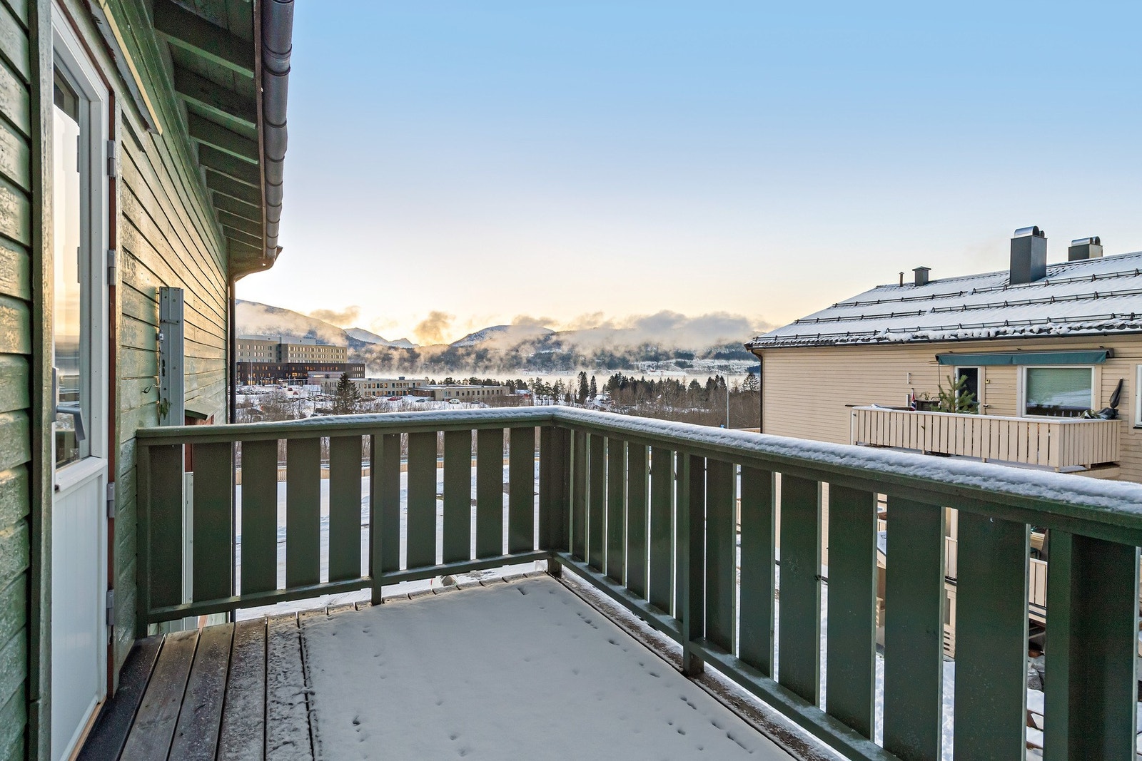 Utsikt fra boligens vestlige veranda - her kan man nyte kveldssolen Galleribilde