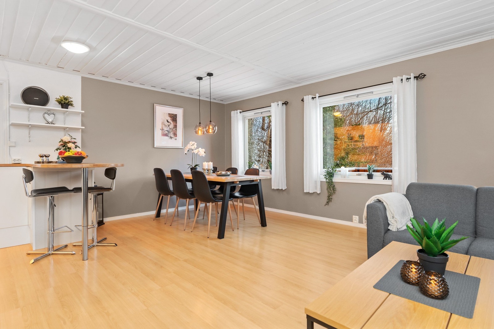 Stuen gir god plass til spisebord Galleribilde