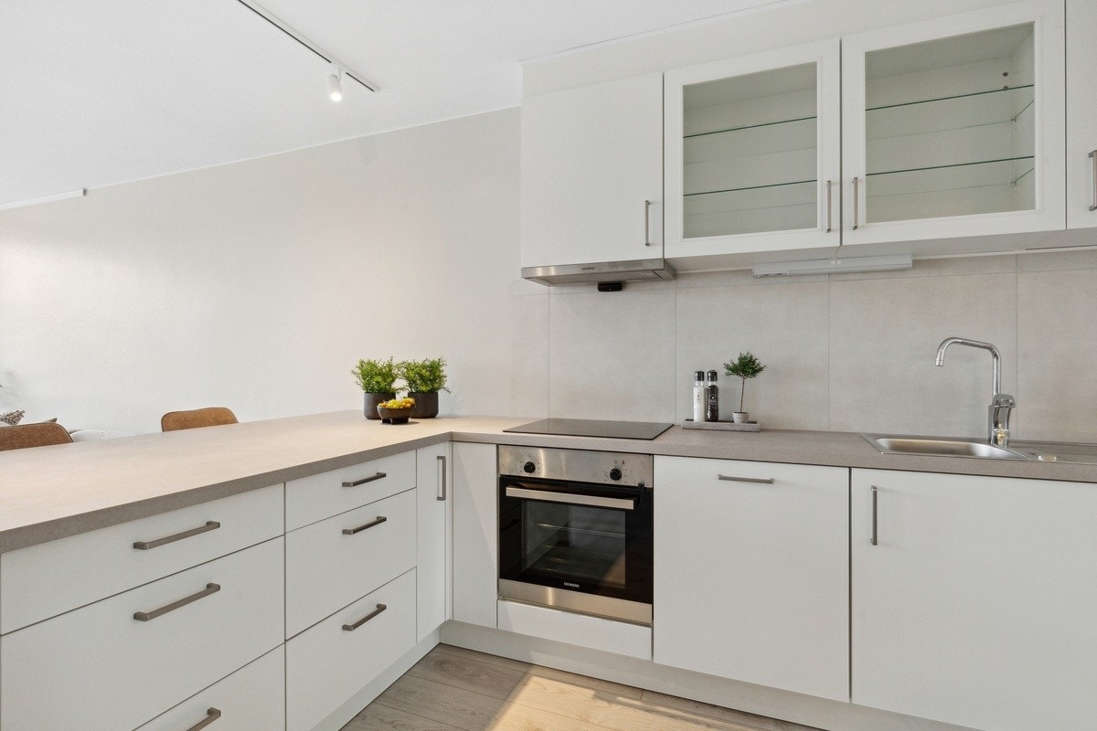 Leilighetens kjøkken - med integrerte hvitevarer fra Siemens Galleribilde