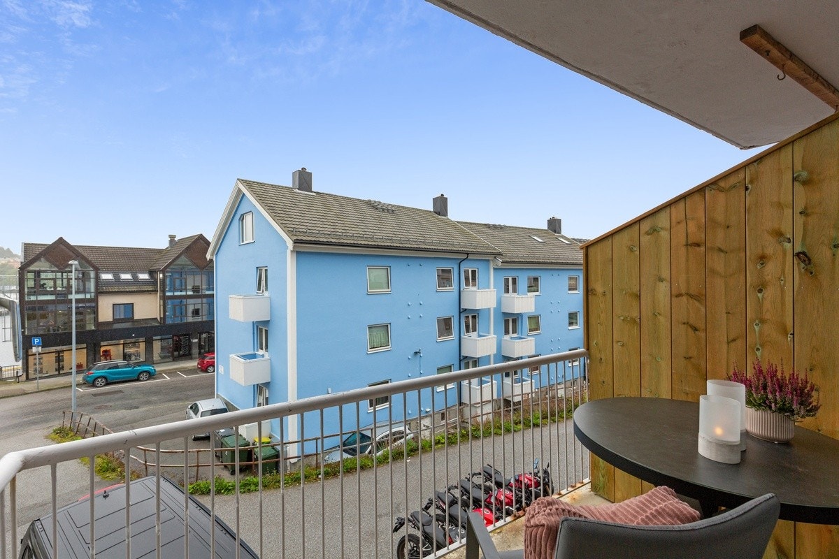 Leilighetens balkong - som en forlengelse av stuen på varme sommerdager Galleribilde