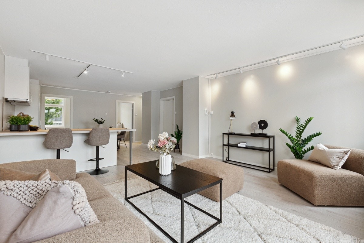 Leilighetens oppholdsrom er romslig og innbydende Galleribilde