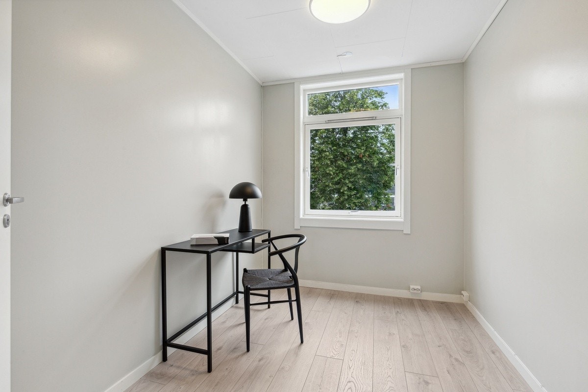 Leilighetens tredje soverom - her illustrert som kontor Galleribilde