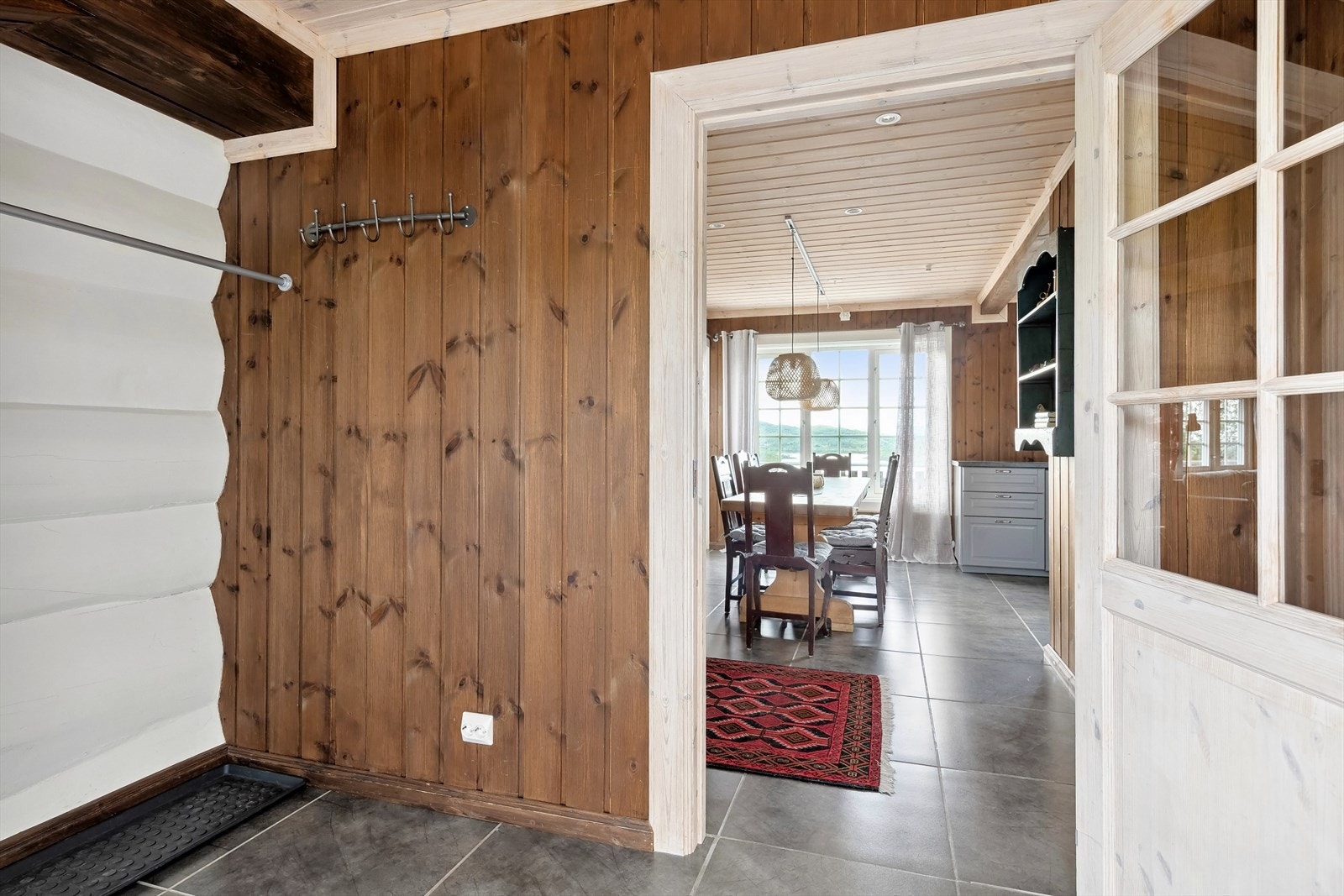 Velkommen inn i stor og romslig gang. Galleribilde