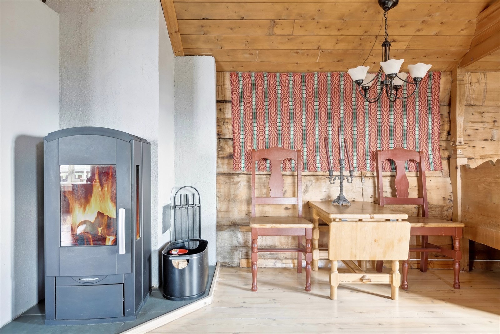 Her er det god plass til møblering og etter en lang dag ute kan man komme inn og varme seg foran peisovnen. Galleribilde