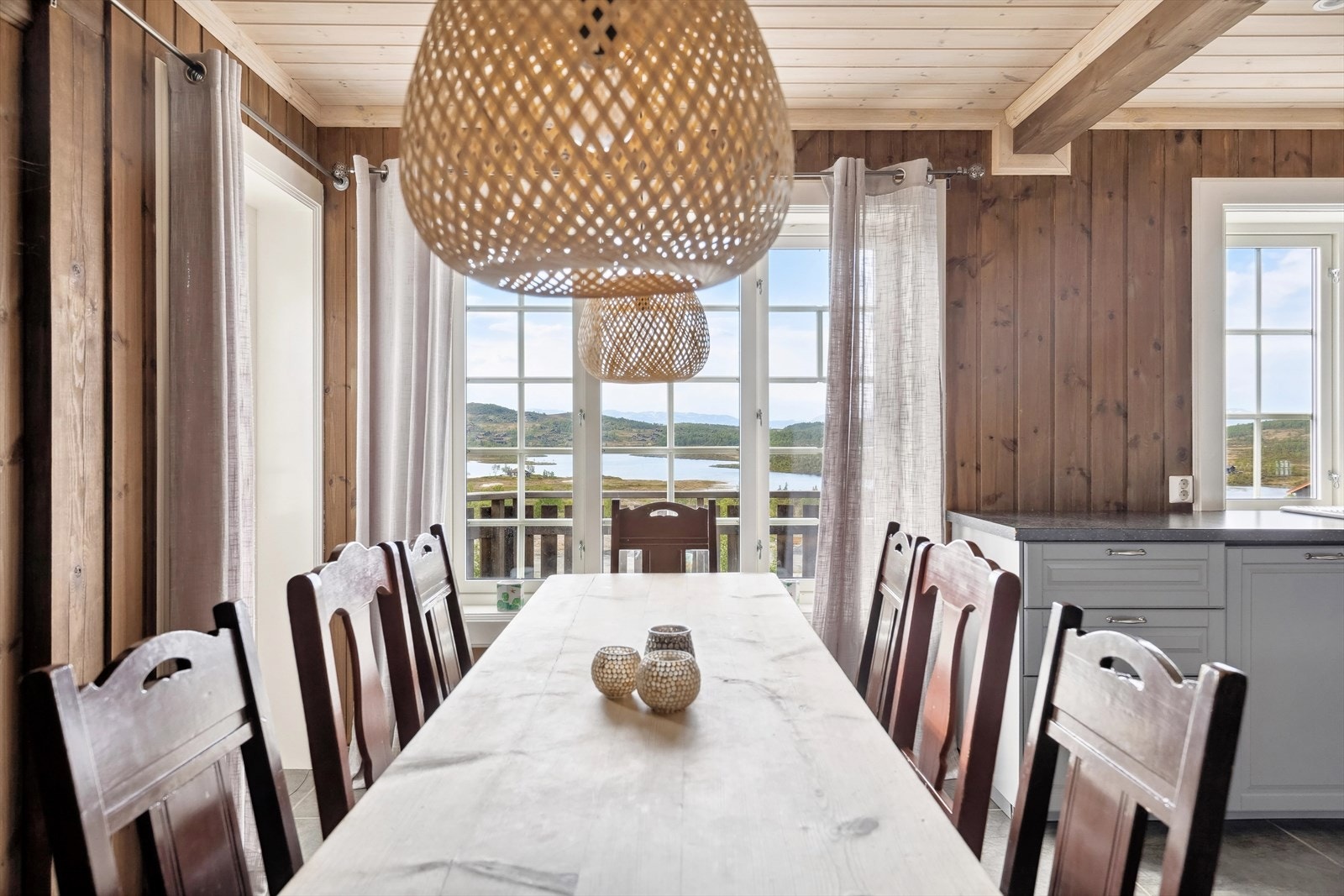 Spisestuen ligger som en del av kjøkkenet, noe som gjør dette til et virkelig flott kjøkken for en stor familie. Galleribilde