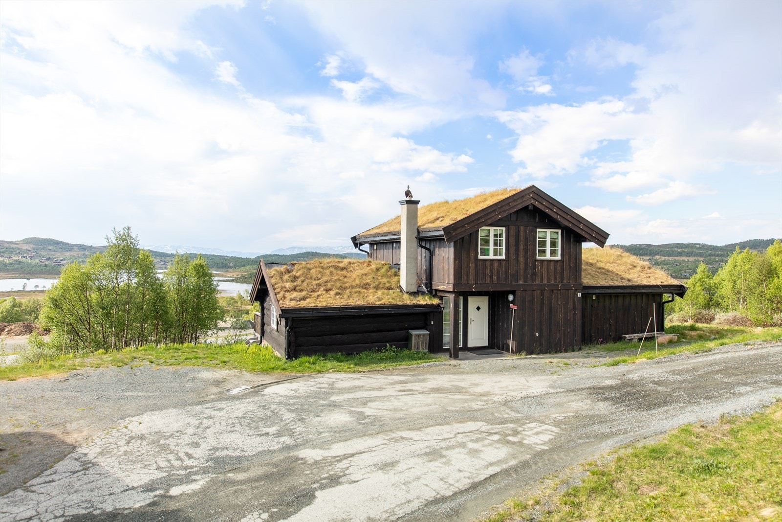Det er god plass for parkering på egen tomt. Galleribilde
