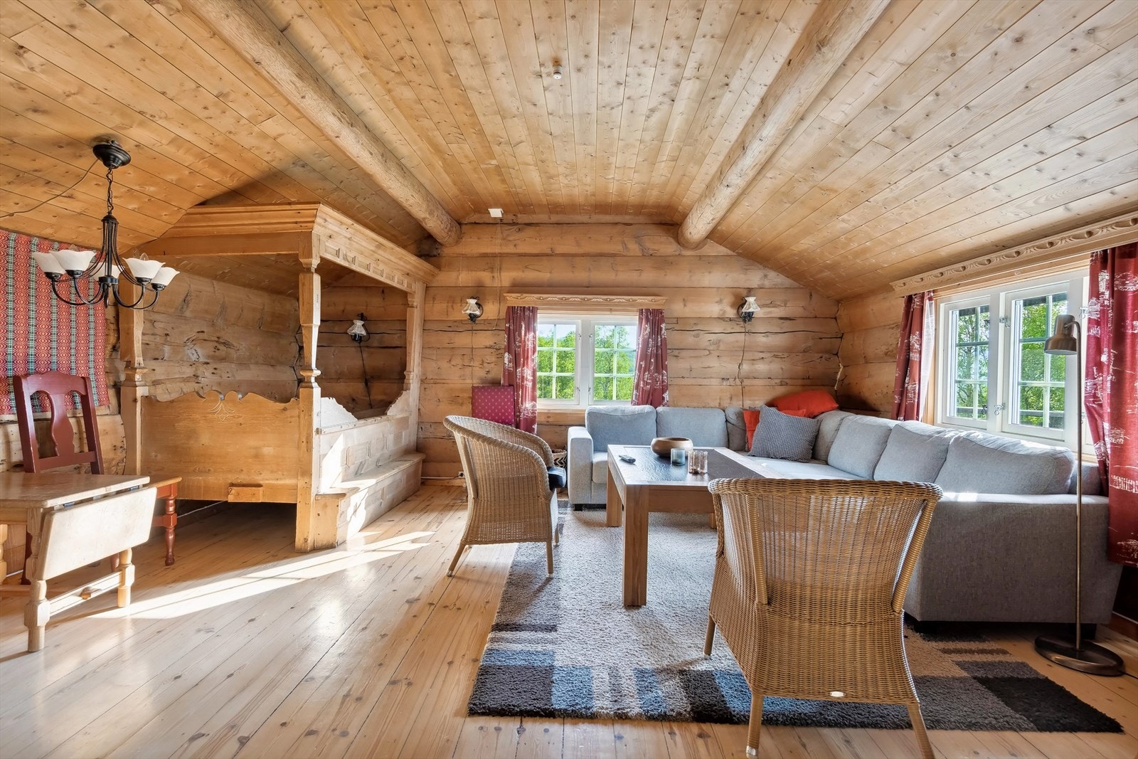 Stuen en sjarmerende med fin atmosfære. Med til historien forteller selger at dette var den først hytten som ble bygget på Vierli. Galleribilde