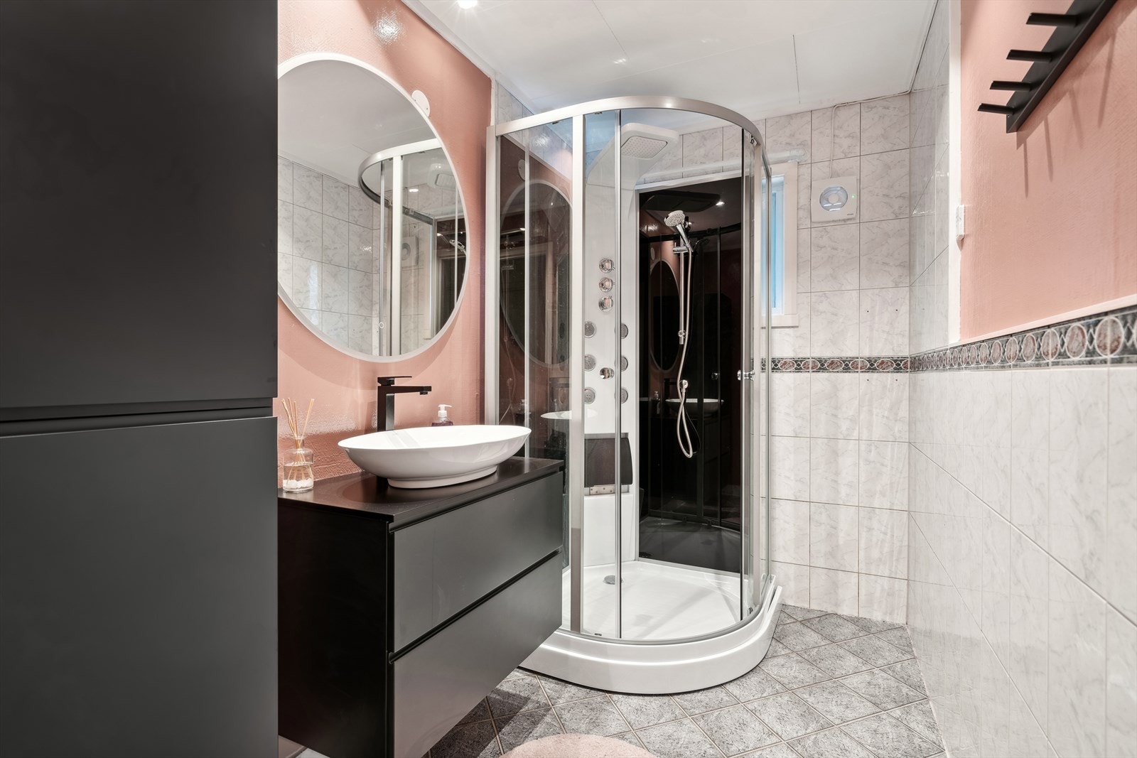 Bad er modernisert i 2024 med nytt dusjkabinett, byttet alt av baderomsmøbler og malt. Galleribilde