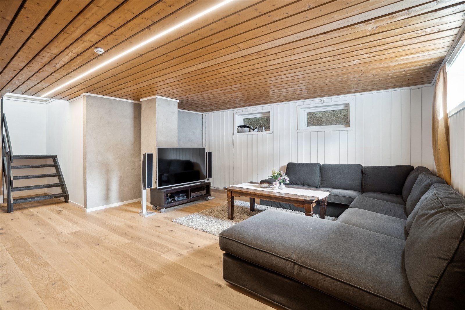 Underetasje er svært romslig med god plass til flere møbler og kan inkludere i mulig utleiedel. Merk: Boligen er registrert med én boenhet. Det er p.t. ikke gitt kommunal godkjenning av utleieenheten. Galleribilde