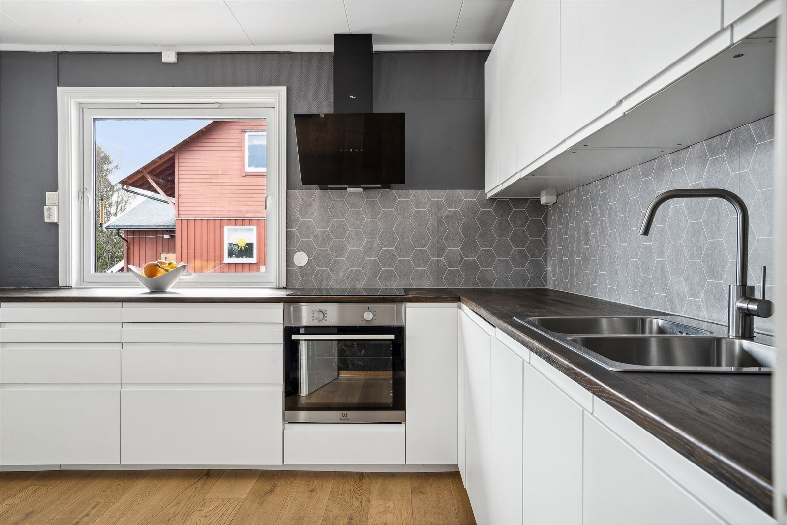 Integrerte hvitevarer som følger handelen er oppvaskmaskin, induksjonstopp, stekeovn og micro. Galleribilde