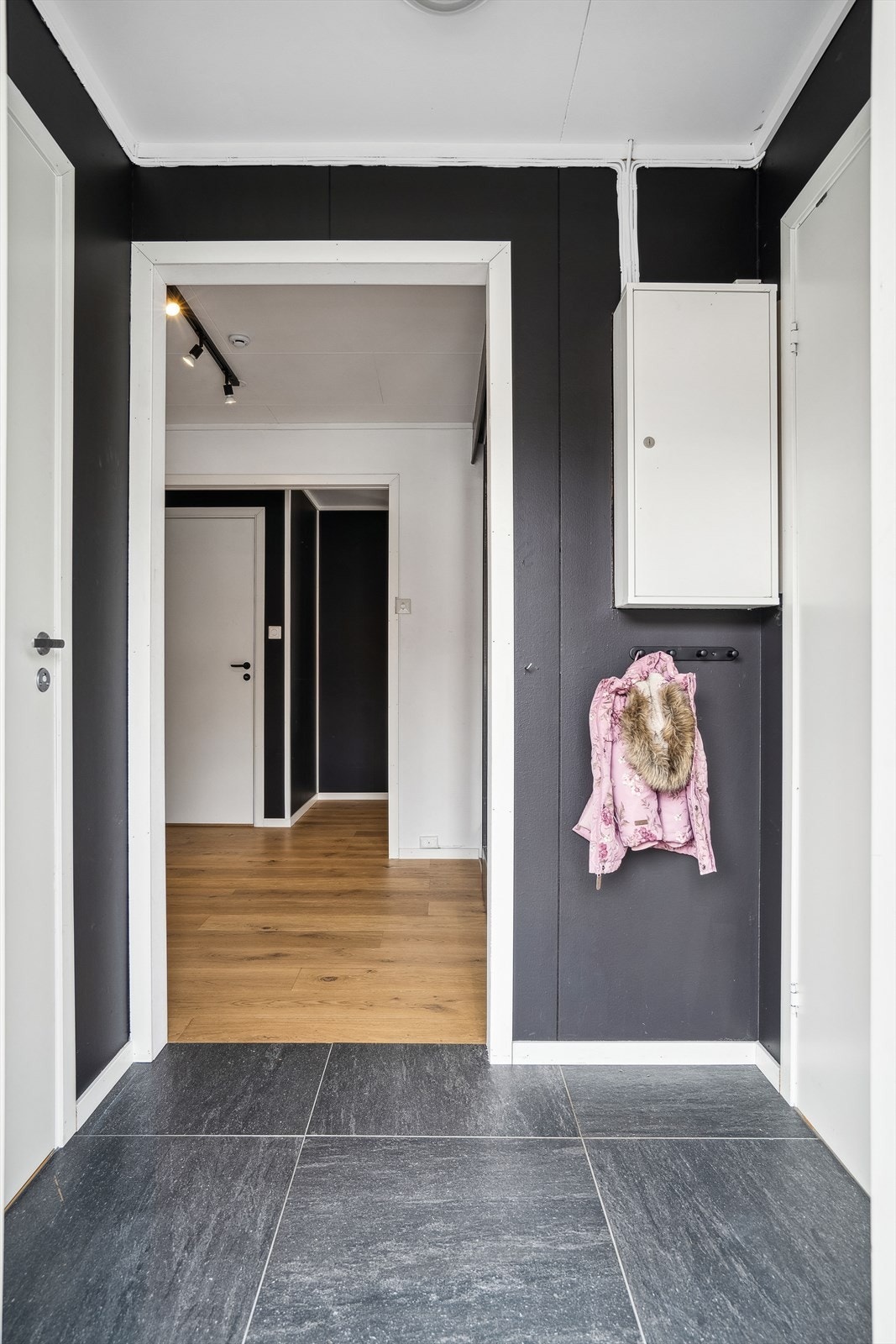 Romslig entré med direkte tilgang til toalettrom og vaskerom. Videre inn mot gang er det etablert en større skyvedørsgarderobe. Galleribilde