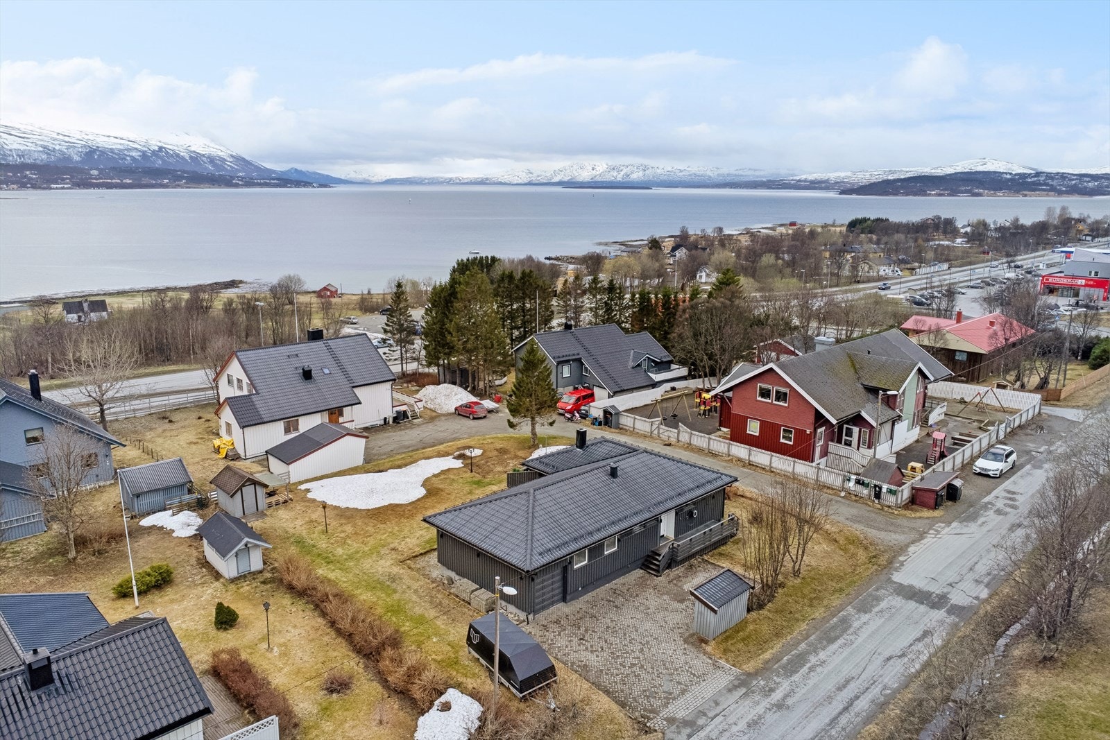 Boligen ligger fint til i rolig gate med lite trafikk. Sør for boligen ligger barnehage og dagligvarebutikk. Nært naturen med tilgang til turområder med skiløype. Galleribilde