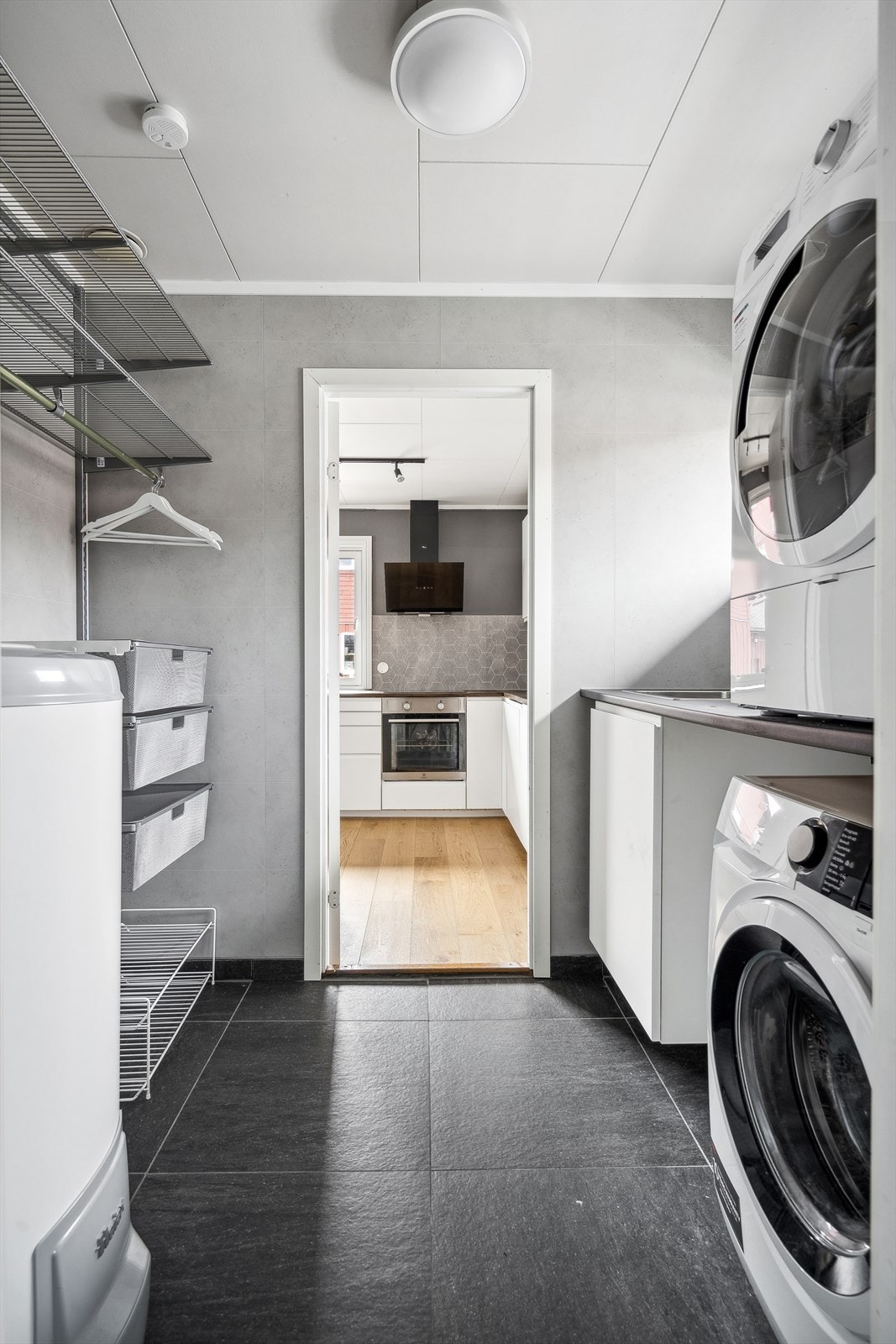 Vaskerom med veggoppheng og benk, god plass til oppbevaring. Galleribilde