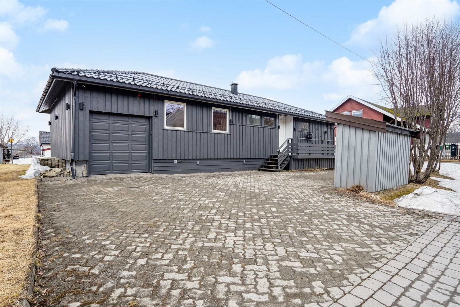 Integrert garasje og flere biloppstillingsplasser på tomt Galleribilde