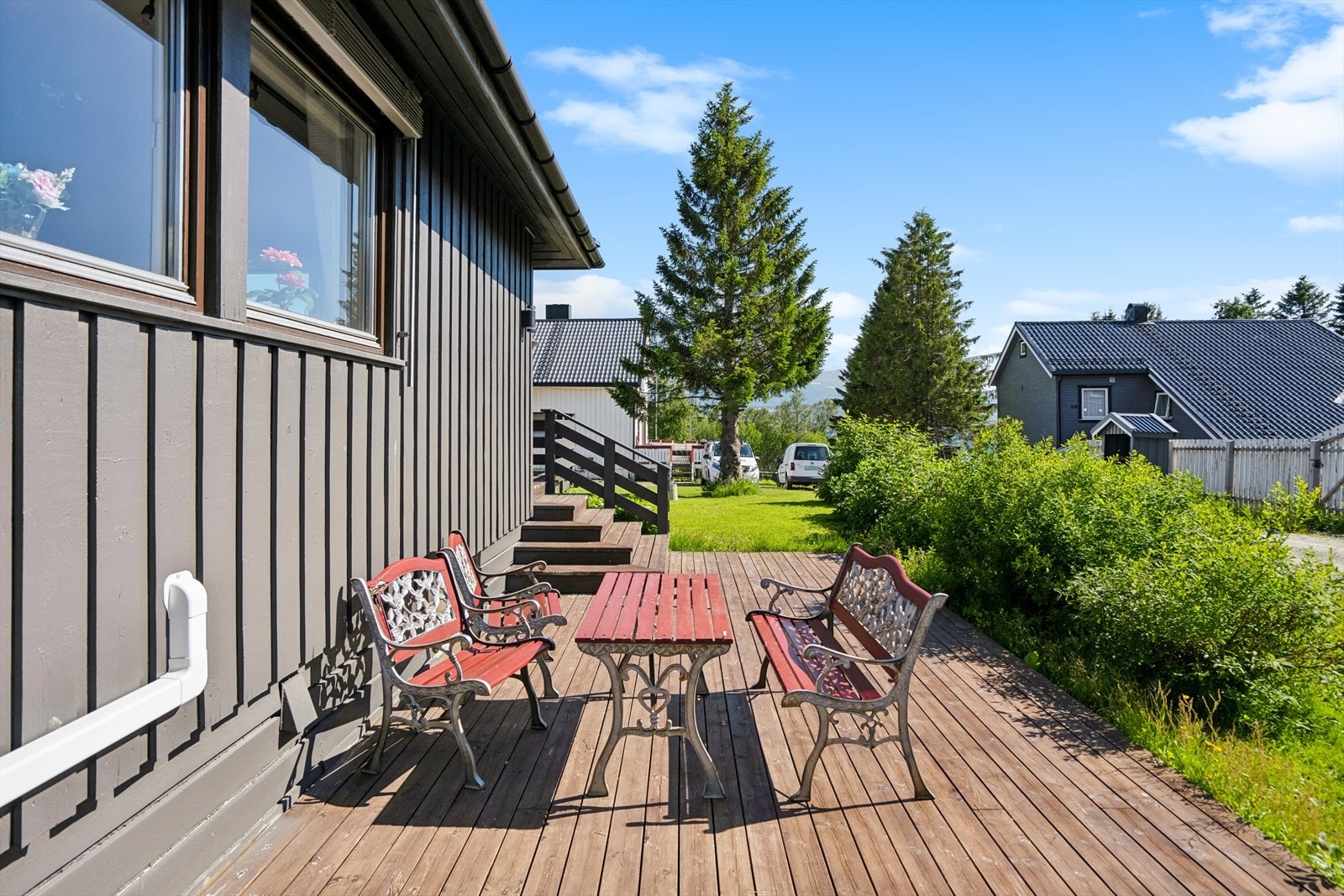 Veranda leder videre til terrasse med gode solforhold på ettermiddag og kveld Galleribilde