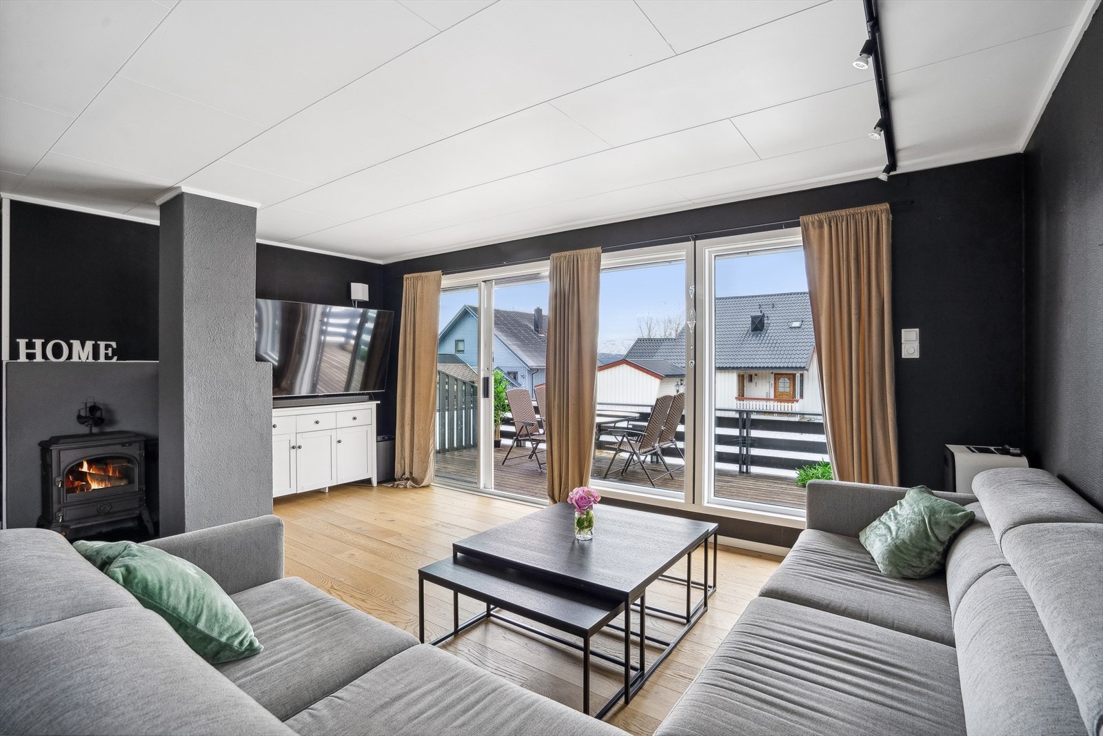 Stuen er romslig med god plass til en større sofa og flere møbler. Vedfyring som skaper en lun og god stemning på kalde vinterdager. Galleribilde