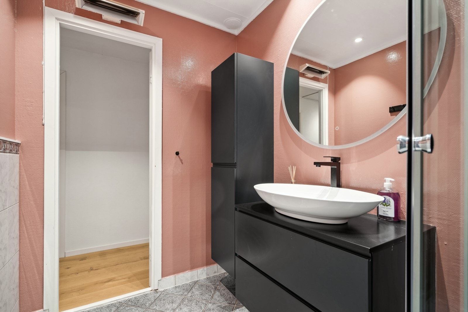 Pent bad med gulvvarme, fliser på gulv og delvvis vegger. Øvrig glassfiberstrie. Galleribilde