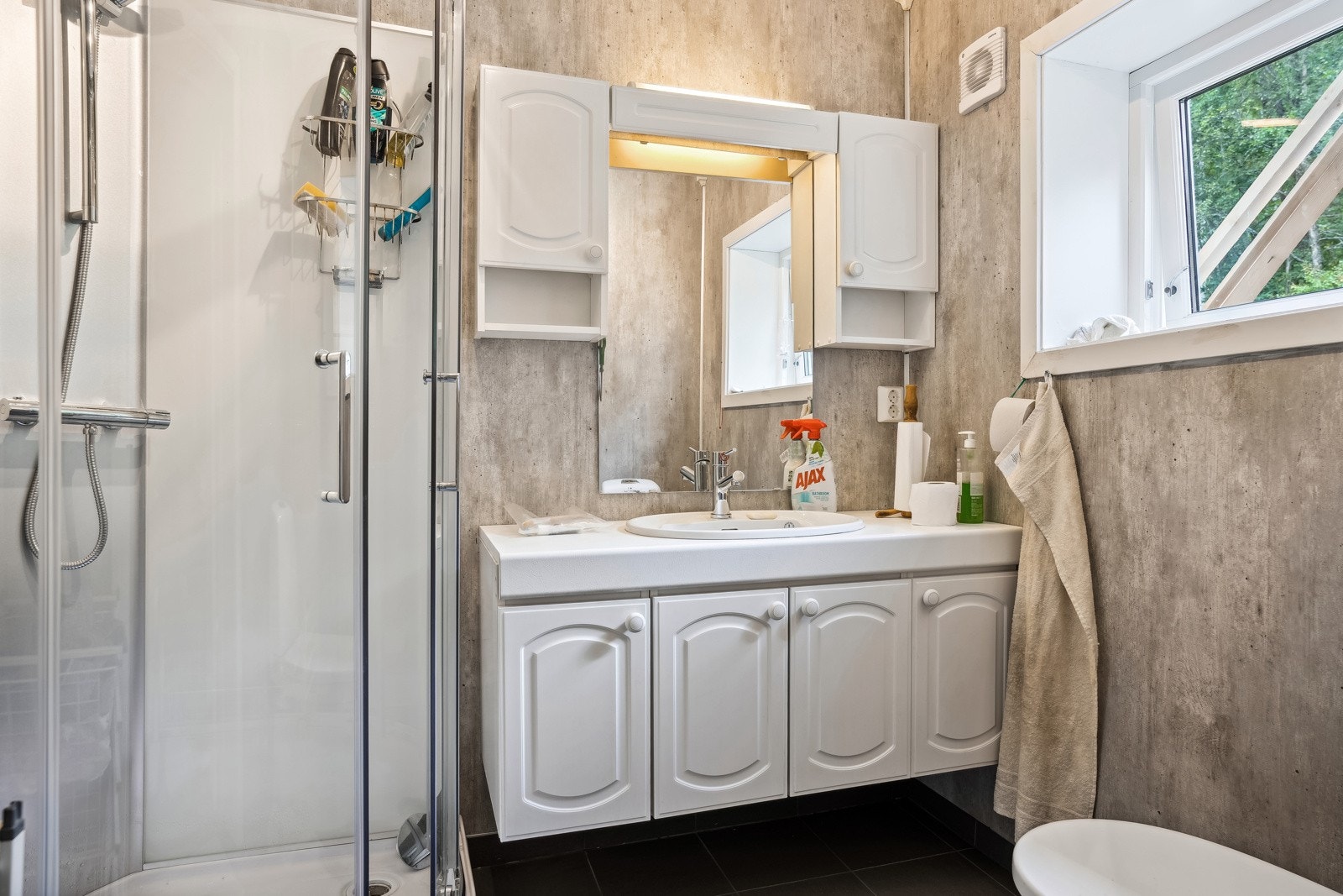 Baderom oppgradert i 2022 (ifølge huseier). Galleribilde