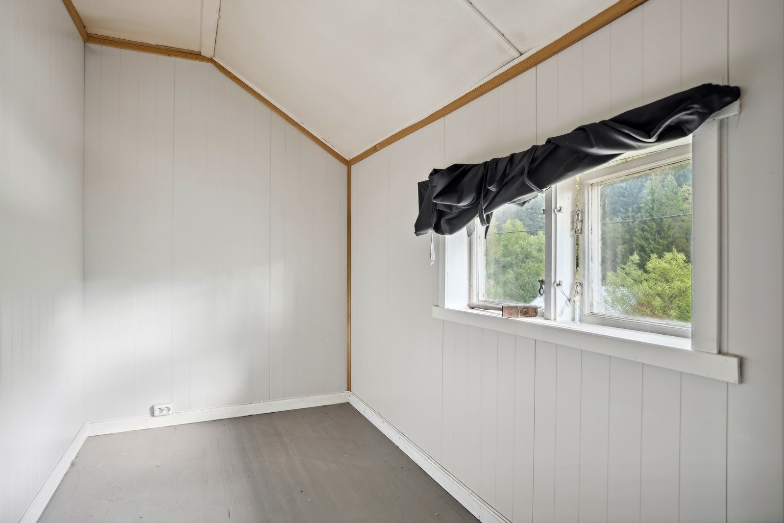 Det foreligger ikke byggegodkjente tegninger for boligen, så megler har ikke hatt anledning til å undersøke hvorvidt dagens bruk er godkjent for varig opphold. Galleribilde