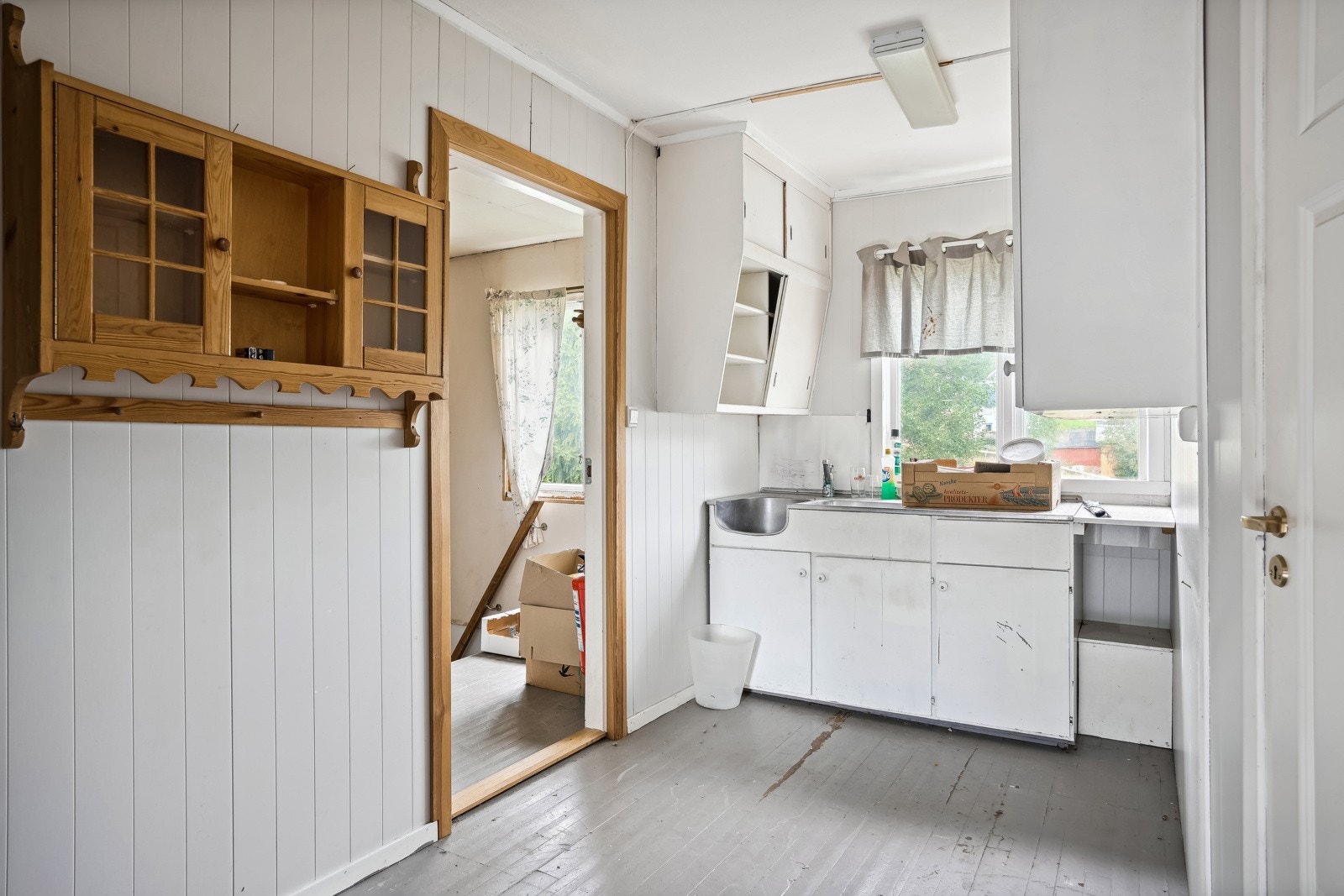 Det er kjøkken også i loftetasjen. Innredningen er fra ukjent årstall. Galleribilde