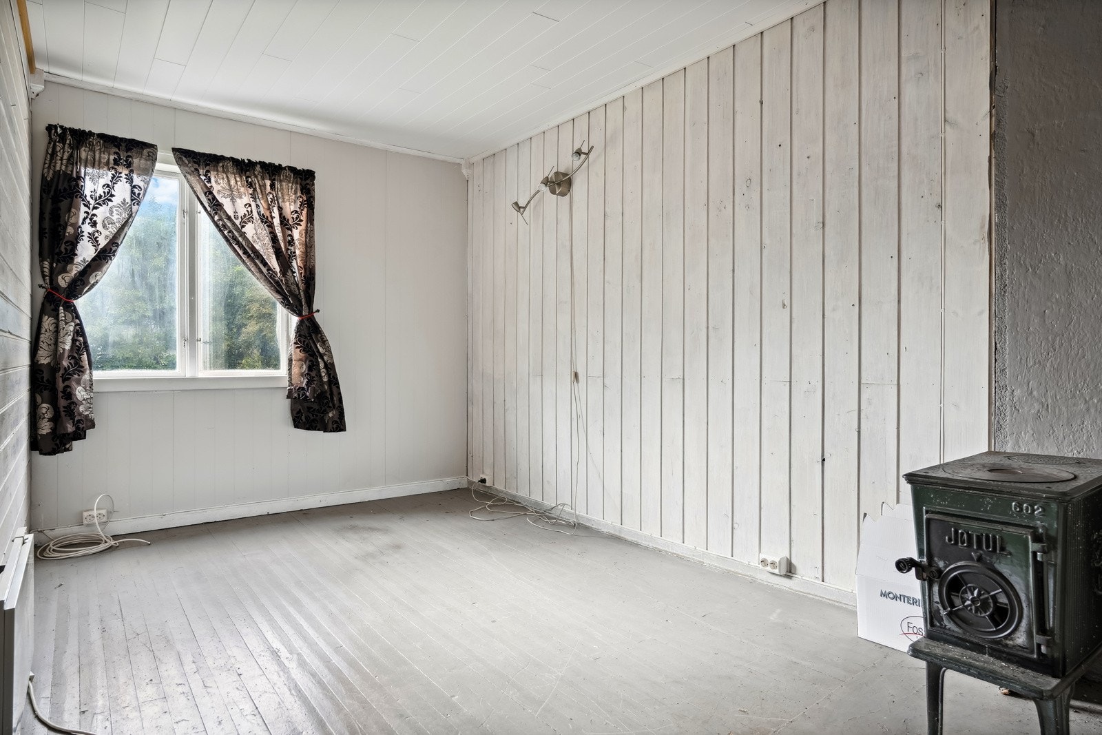 Peisovn i rommet. Øvrig oppvarming med elektrisitet. Galleribilde